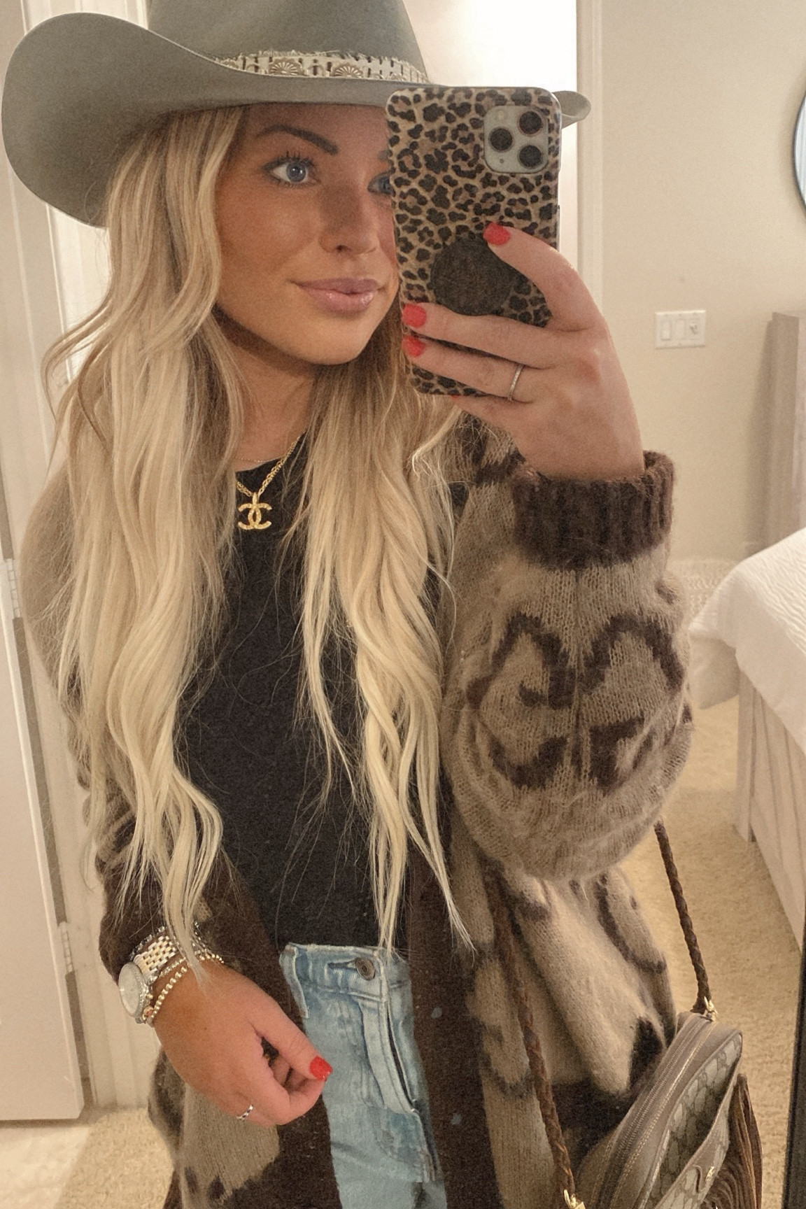 Cardigan: Small
Tee: 1 (XS/S)
Jeans: 26 Short Curve Love

Cowboy hat styling, Abercrombie, James Perse

#LTKstyletip