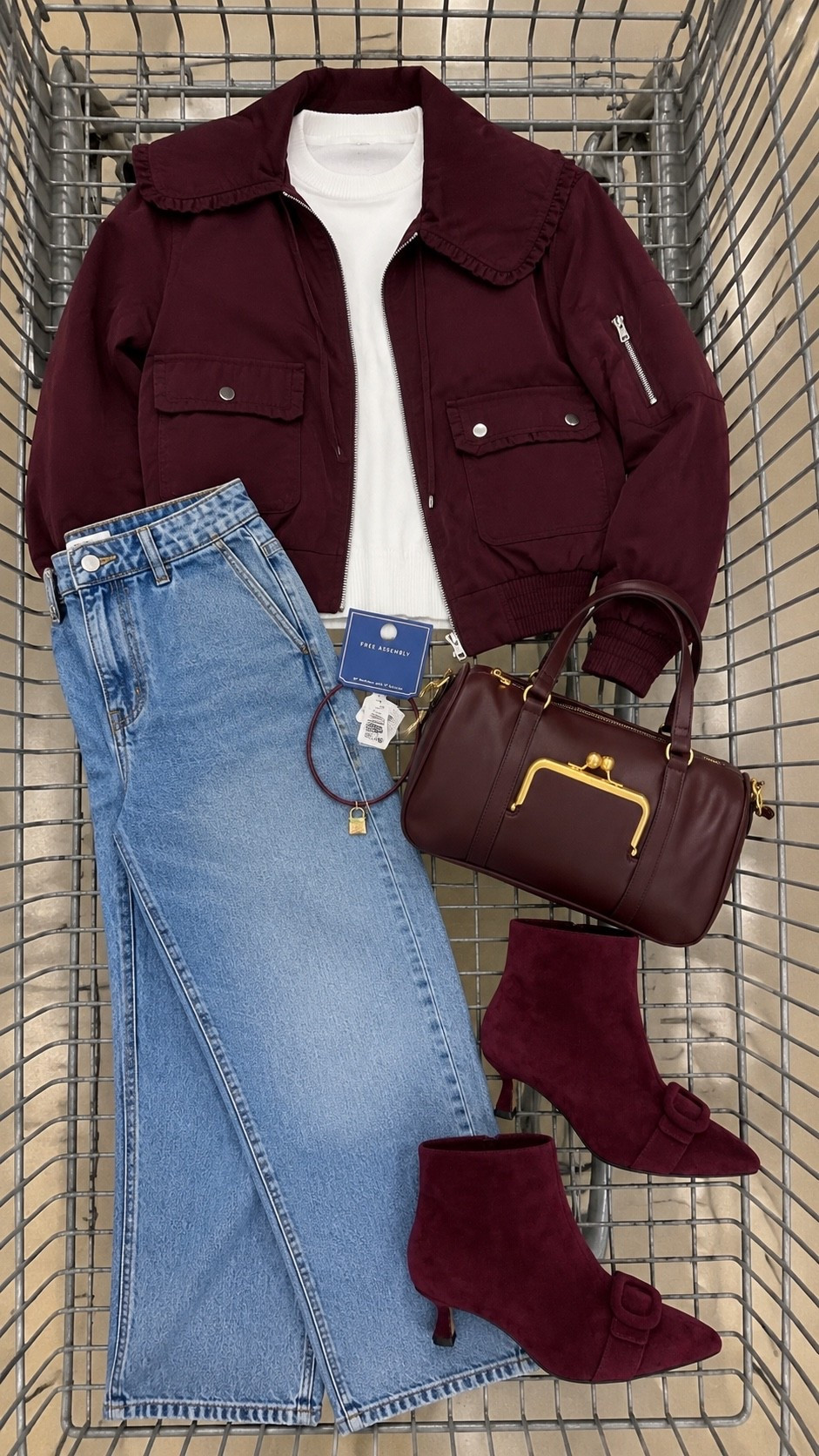 Burgundy is doing all the work here. The cropped jacket + light-wash denim feel so fresh together, and matching the bag and boots makes the whole look feel instantly more elevated. 👀