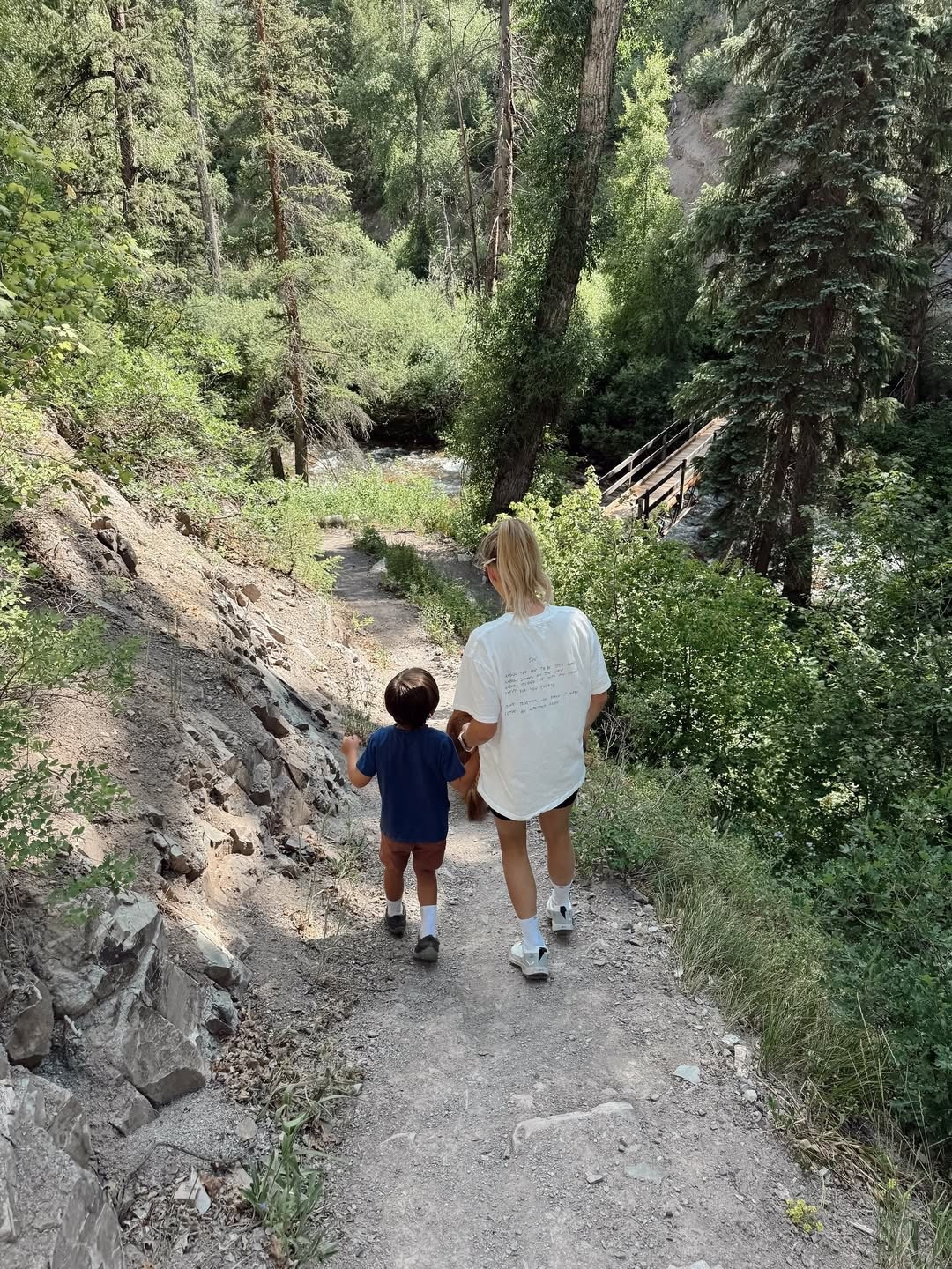 A coupla city kids shouting “hey bear” for an hour straight. Another look from earlier this summer that I love, this Anine Bing tee shirt is perfect to throw over shorts for any outdoor activity! 🐻🪵