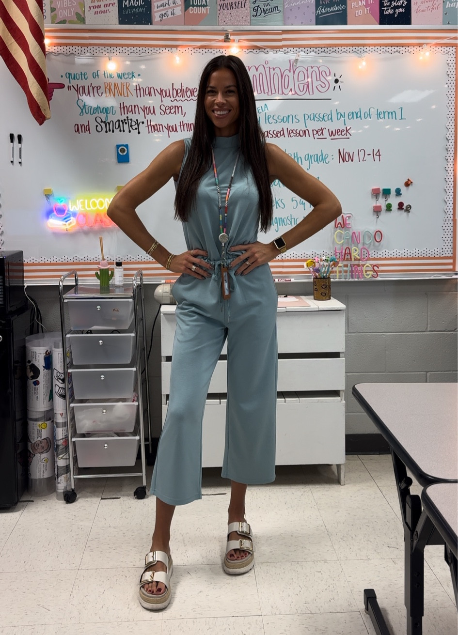 Teacher ootd 

My Amazon isn’t linking to LTK right now but working on getting it fixed so head to my storefront for the link for set 🫶🏼