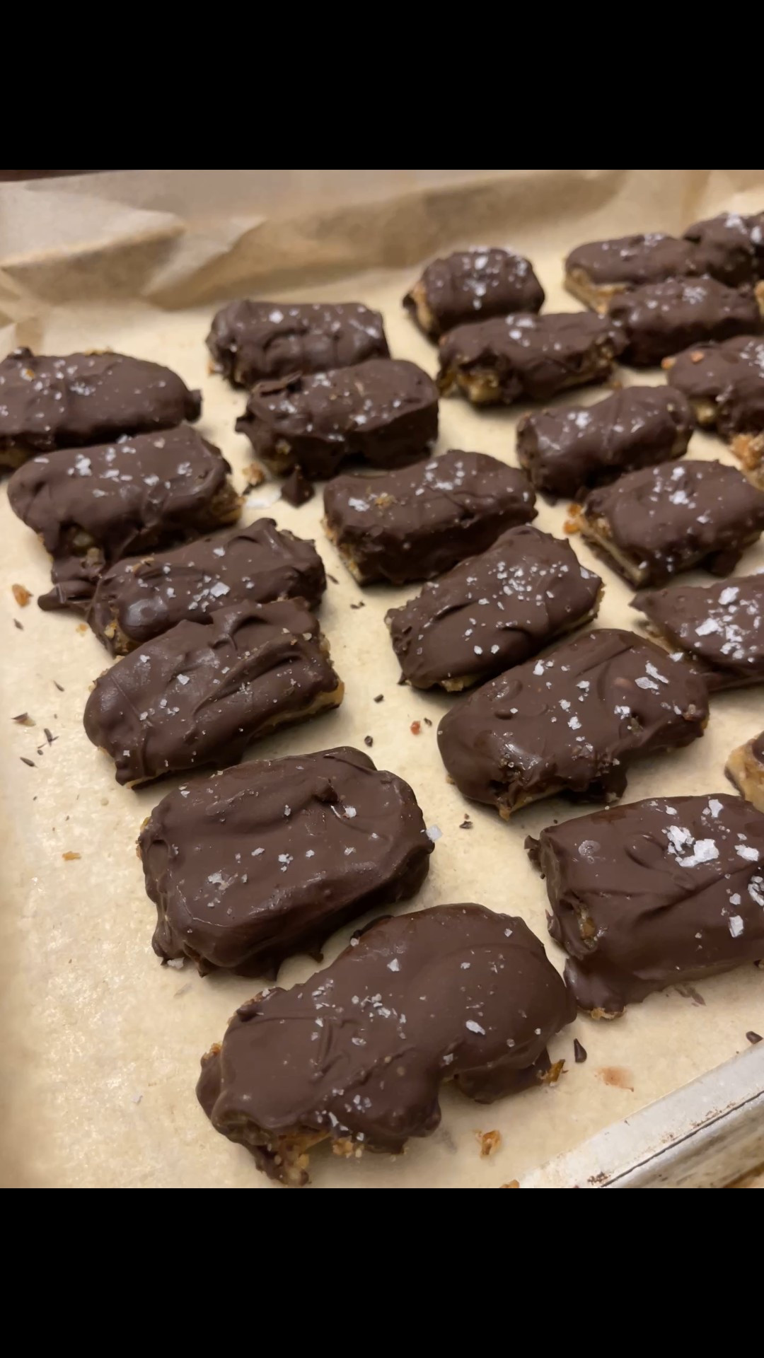 No Bake Twix Bars 🍫 💫 ⬇️
Honestly there are no words for these! Give them a try and let your taste buds be amazed
You'll need:
1 1/2 cups walnuts
10-12 pitted dates
1 cup cashews
4 tosp coconut oil, melted
3 tbsp pure maple syrup
1 tsp vanilla extract
melted dark chocolate (or you can use equal parts melted coconut oil and carob powder if you want a chocolate alternative) 

1. Combine walnuts and dates in a food processor. I processed the walnuts first and then added in the dates.
2. Press the mixture into the bottom of a lined baking dish.
3. In a food processor, combine cashews, coconut oil, maple syrup and vanilla extract until smooth and creamy.
If the mixture is too thick, add hot water one tosp at a time until you reach your desired consistency.
4. Add this layer to the baking dish and place in the freezer while you melt your chocolate.
5. Pour melted chocolate on top of the previous layer and let set in the freezer for 30 minutes.
6. Slice your bars, (optional to dip them in more melted chocolate), and enjoy! 💗 

#LTKFamily #LTKWatchNow #LTKHome