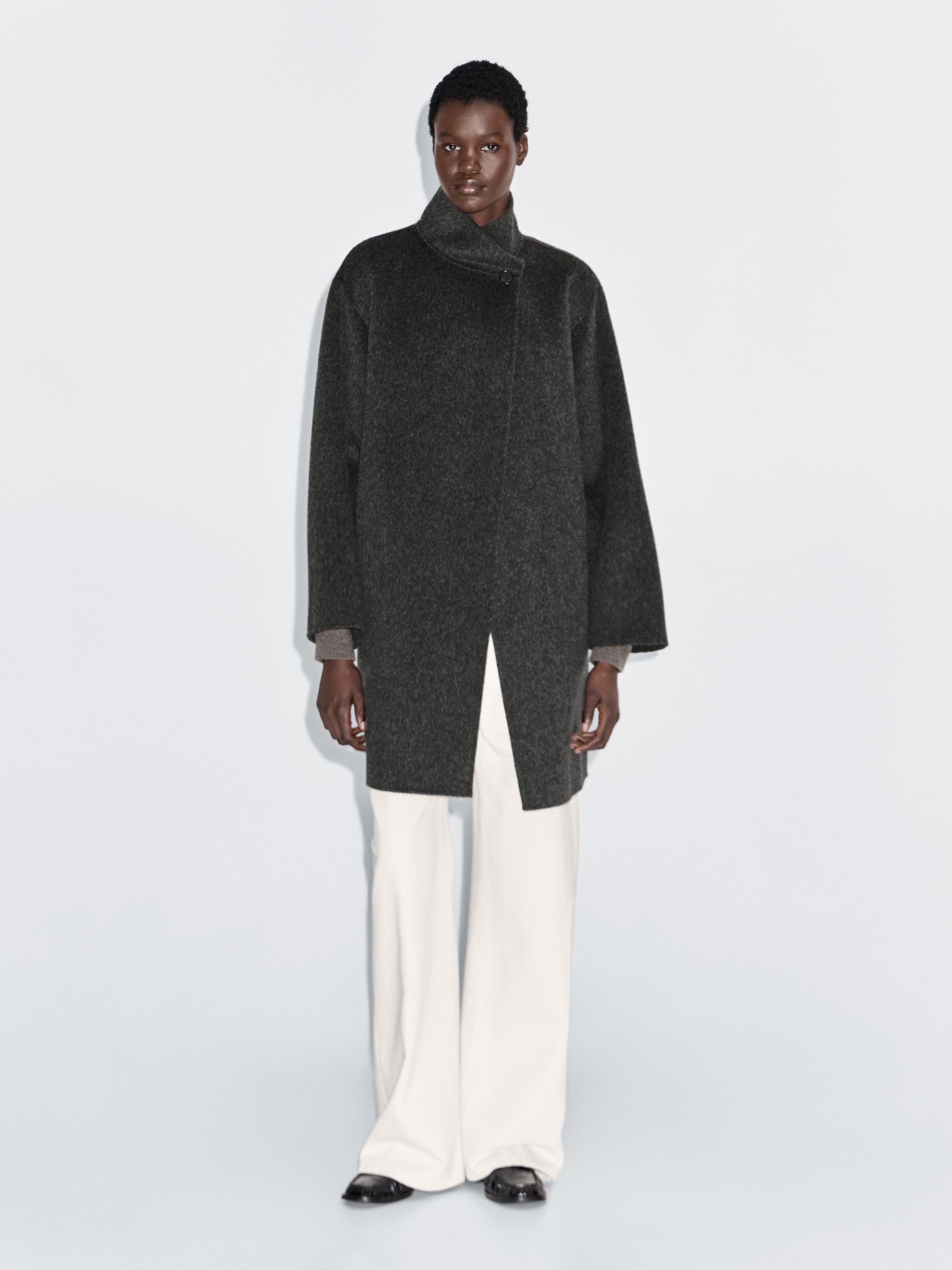 Mittellanger Mantel aus Wollmischgewebe. Lange Ärmel. Stehkragen. Verschluss in Wickeloptik mit ... | Massimo Dutti DE