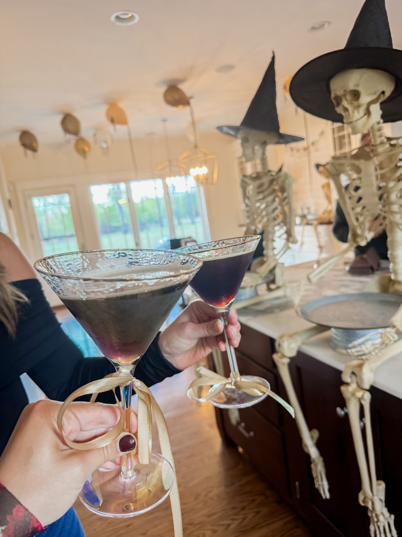 Espresso martini’s & Skeleton’s 💀🎃✨
.
.
#halloween #fall #cocktails #party #martinis #espresso #skeletons

#LTKFamily #LTKHalloween #LTKParties