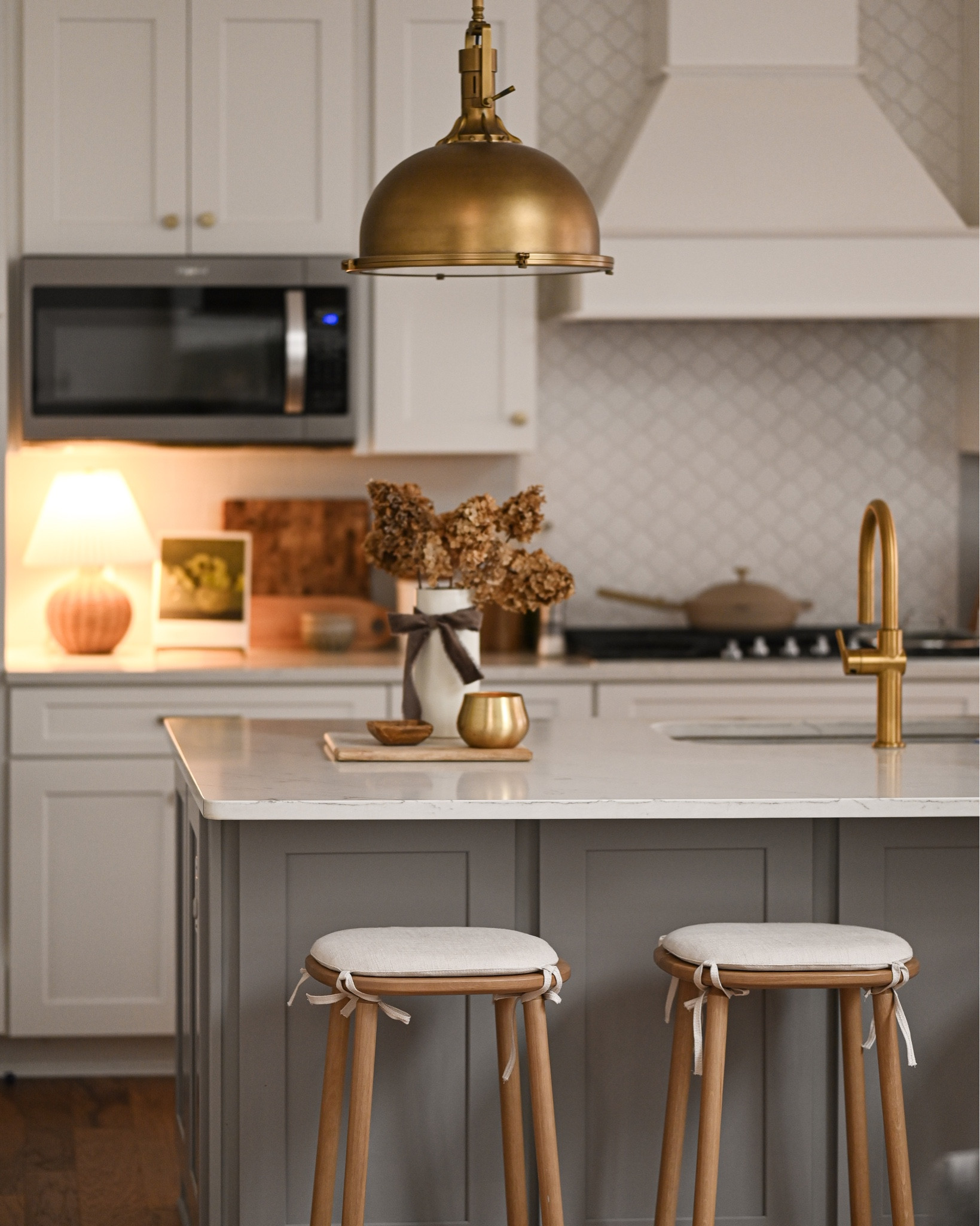 New kitchen counter stools


Kitchen island, kitchen decor, kitchen design, counter stools, barstools, kitchen faucet, pendant light, kitchen lamp

#LTKhome #LTKSeasonal #LTKstyletip