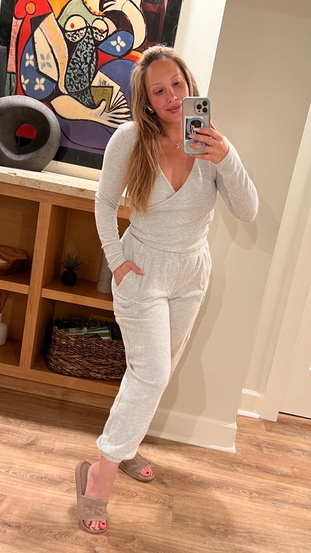 Loving my new Aerie light Grey matching set sweatsuit! The joggers are high waisted and the fit is perfect! I’m a size small in both pieces . This outfit is perfect
for traveling , running errands or lounging around the house decorating your home for the Fall 🍂


#LTKstyletip #LTKSale #LTKtravel