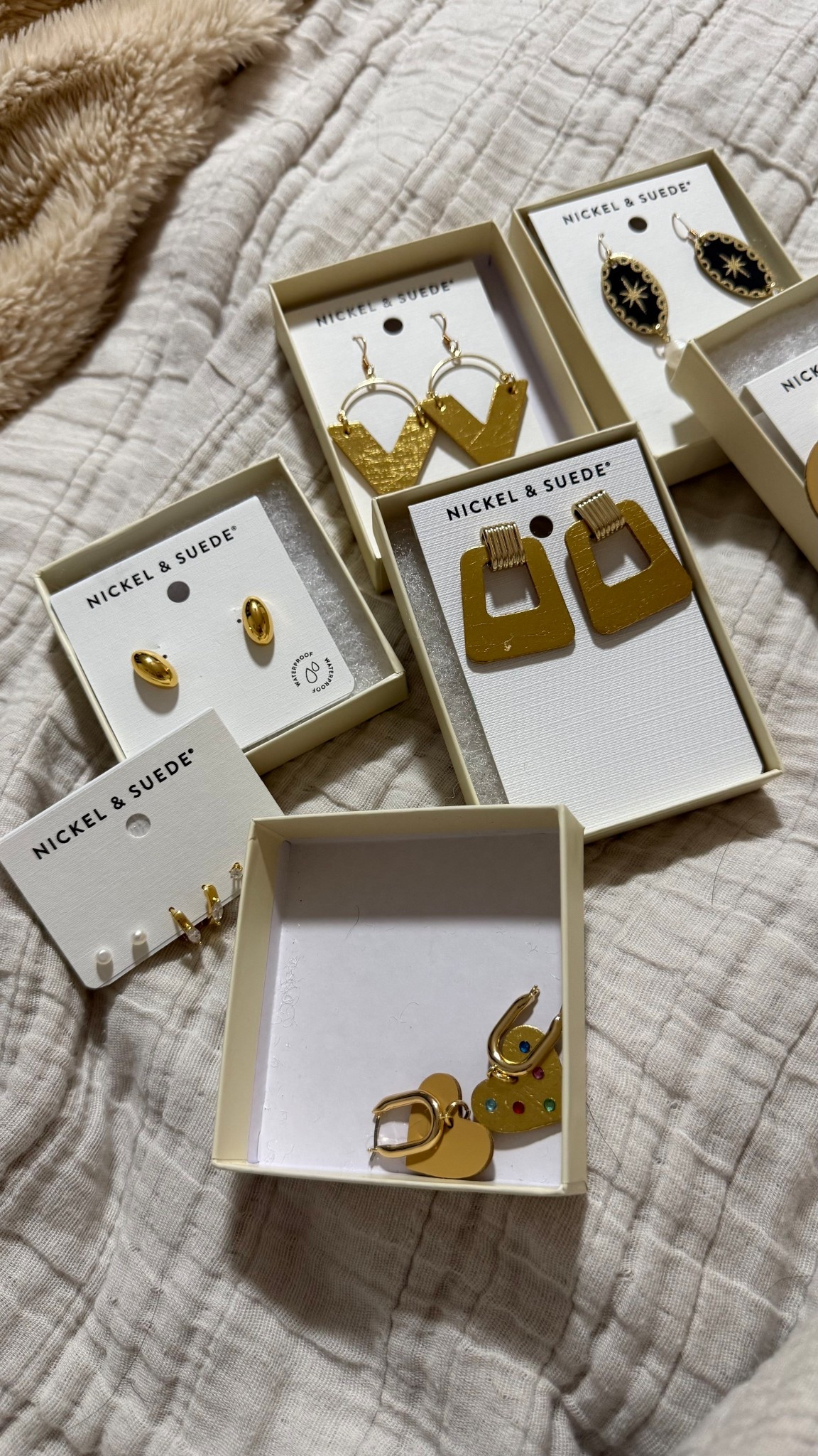 Nickel and suede. Gold earrings. Casual earrings. 