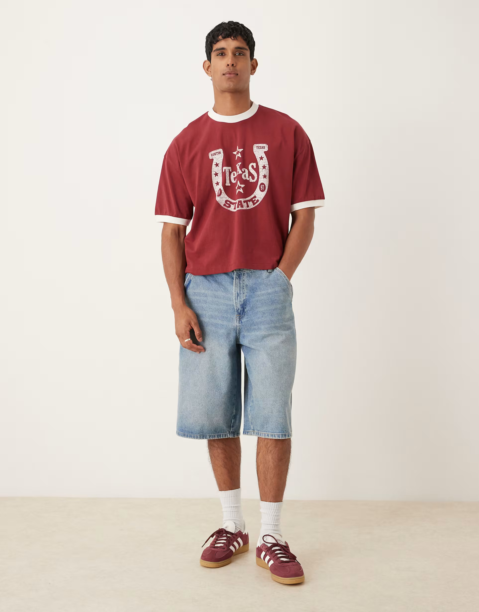 › ASOS DESIGN – Cropped-T-Shirt in Rostrot mit Oversize-Passform und Hufeisen-Grafik | ASOS (Global)