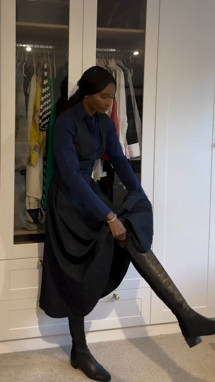 Dress @massimodutti 🤍
Long sleeve shirt @prettylittlething 🤍
Boots @stuartweitzman 🤍
Coat @aligne 🩶

#fashion #massimodutti #ootd #effortlesschic #fashioninfluencer
