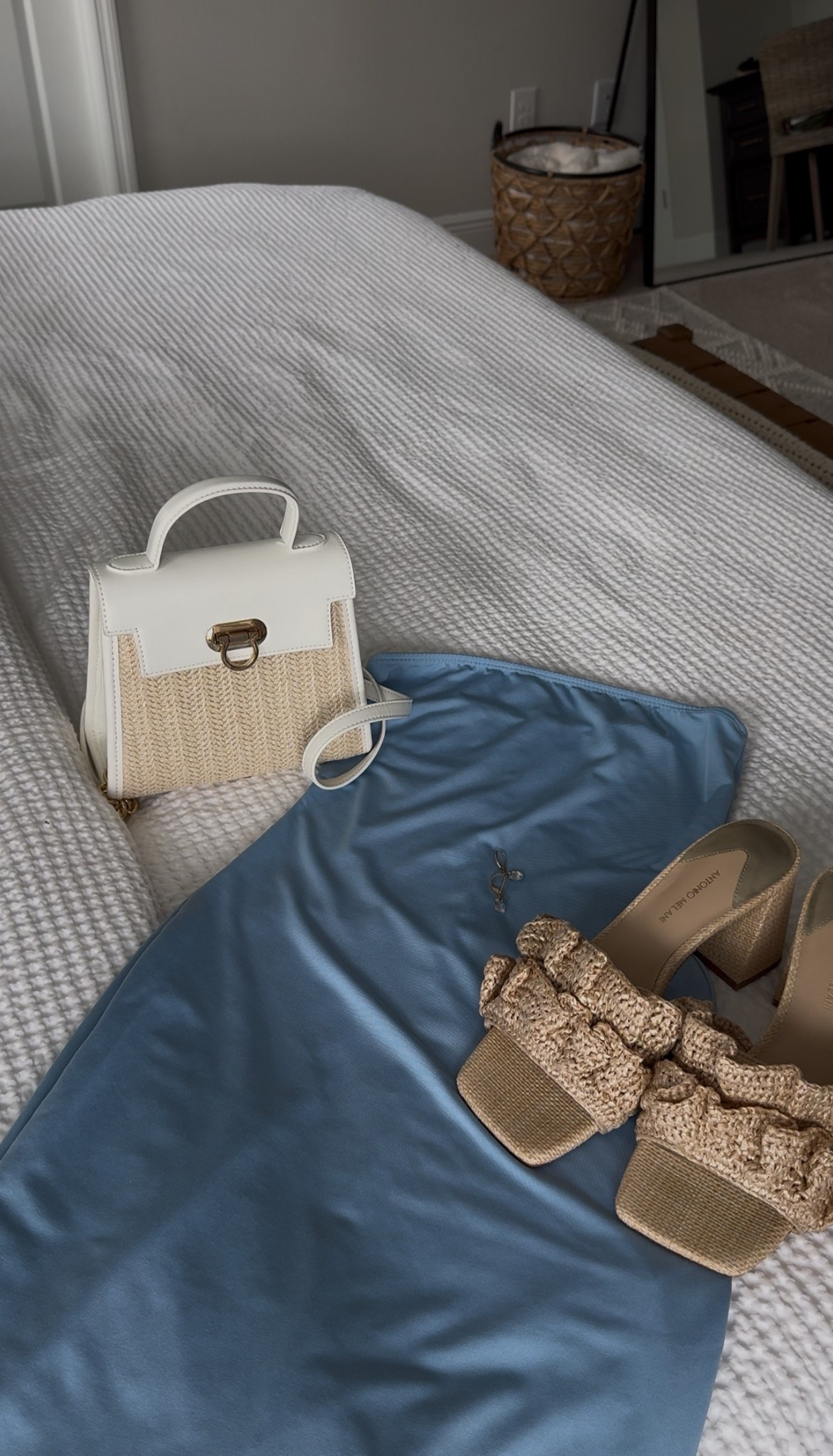 This dress is the definition of easy elegance 💙 From brunches to beach views, it’s the kind of piece that does all the work for you 💋 just add a woven bag + gold glow ✨
#EffortlessStyle #BlueDressEdit #SummerChic #StyledToGo #SeasonalStaple


#LTKFindsUnder50 #LTKFindsUnder100 #LTKSaleAlert