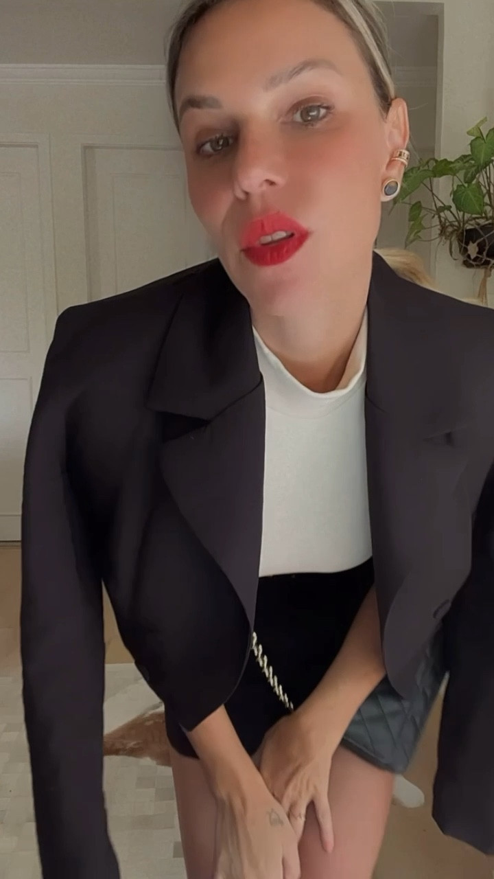 Look clássico e moderno
Shorts alfaiataria 
Cinto fino com fecho dourado
Regata branca básica
Blazer cropped 
Sapato Oxford preto tratorado 
Batom vermelho 
#LTKfashion 

#LTKworkwear #LTKbrasil #LTKcurves