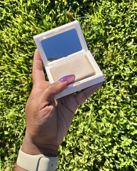 You’re going to need INVISIMATTE INSTANT SETTING + BLOTTING POWDER to preserve your makeup this summer!

#LTKBeauty #LTKFindsUnder50 #LTKFestival