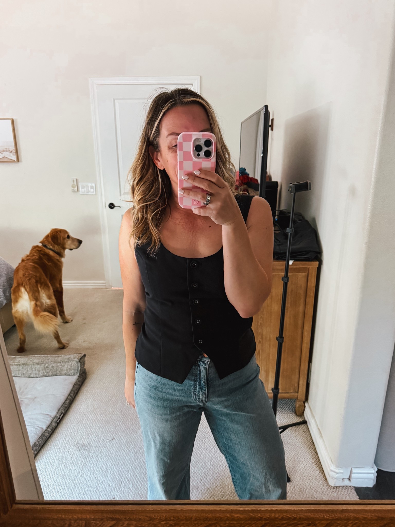 I love versatile pieces that can be worn for many different occasions and this vest is it

Wearing size S, it has a fitted silhouette but runs TTS also comes in curve love if you’re busty

These jeans are a great wide leg crop, the run a tad large. I’m wearing a 26 regular lengthh