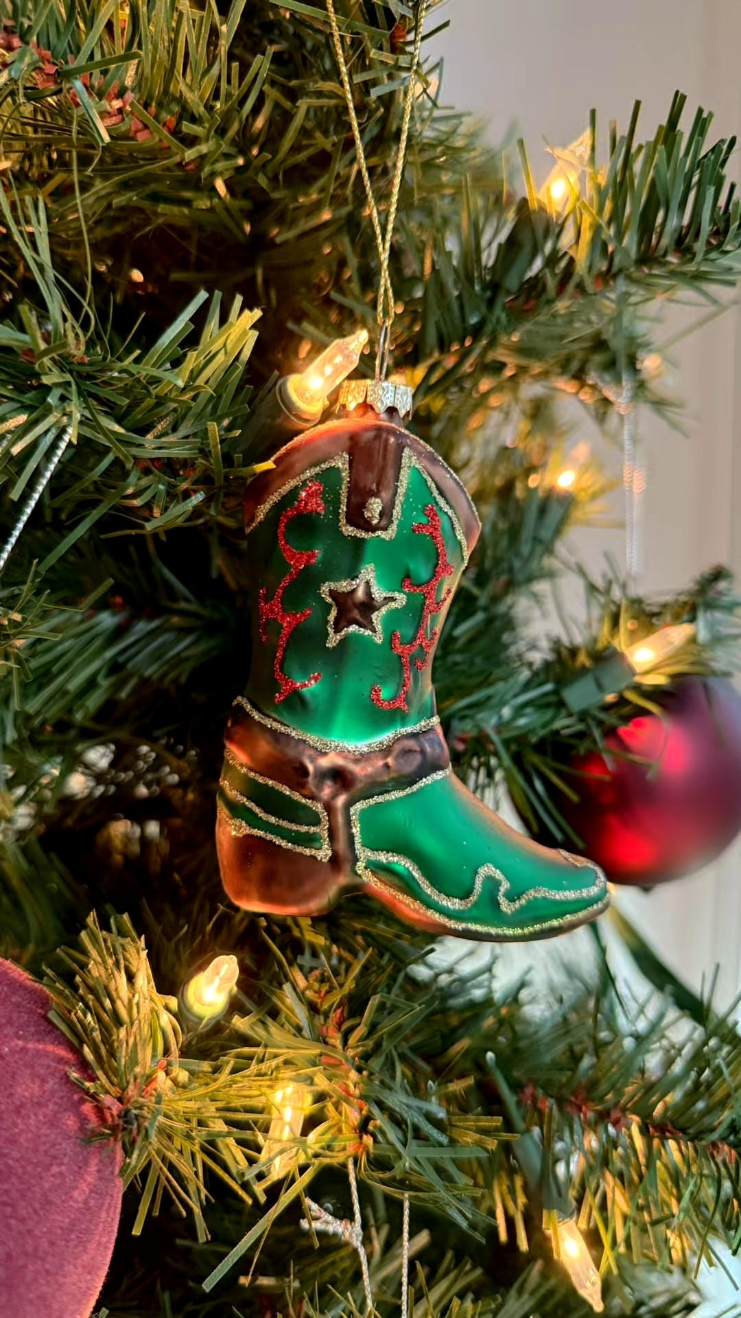 Turns out I’m a big fan of non-aesthetic Christmas trees 🎄 

#LTKHoliday #LTKSaleAlert #LTKSeasonal