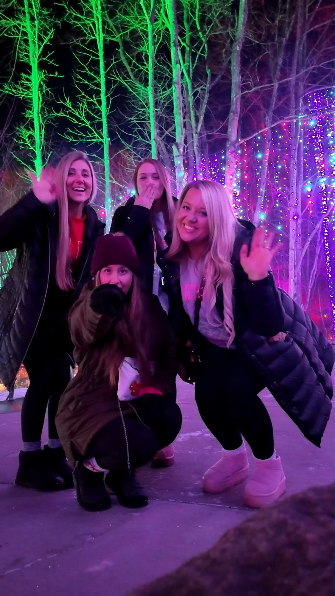 Nobody talks about how holiday lights are basically an elevated 360° ring light.. ✨📸 Add hot cocoa + your best friends and it’s a 10/10 GNO 🤍 