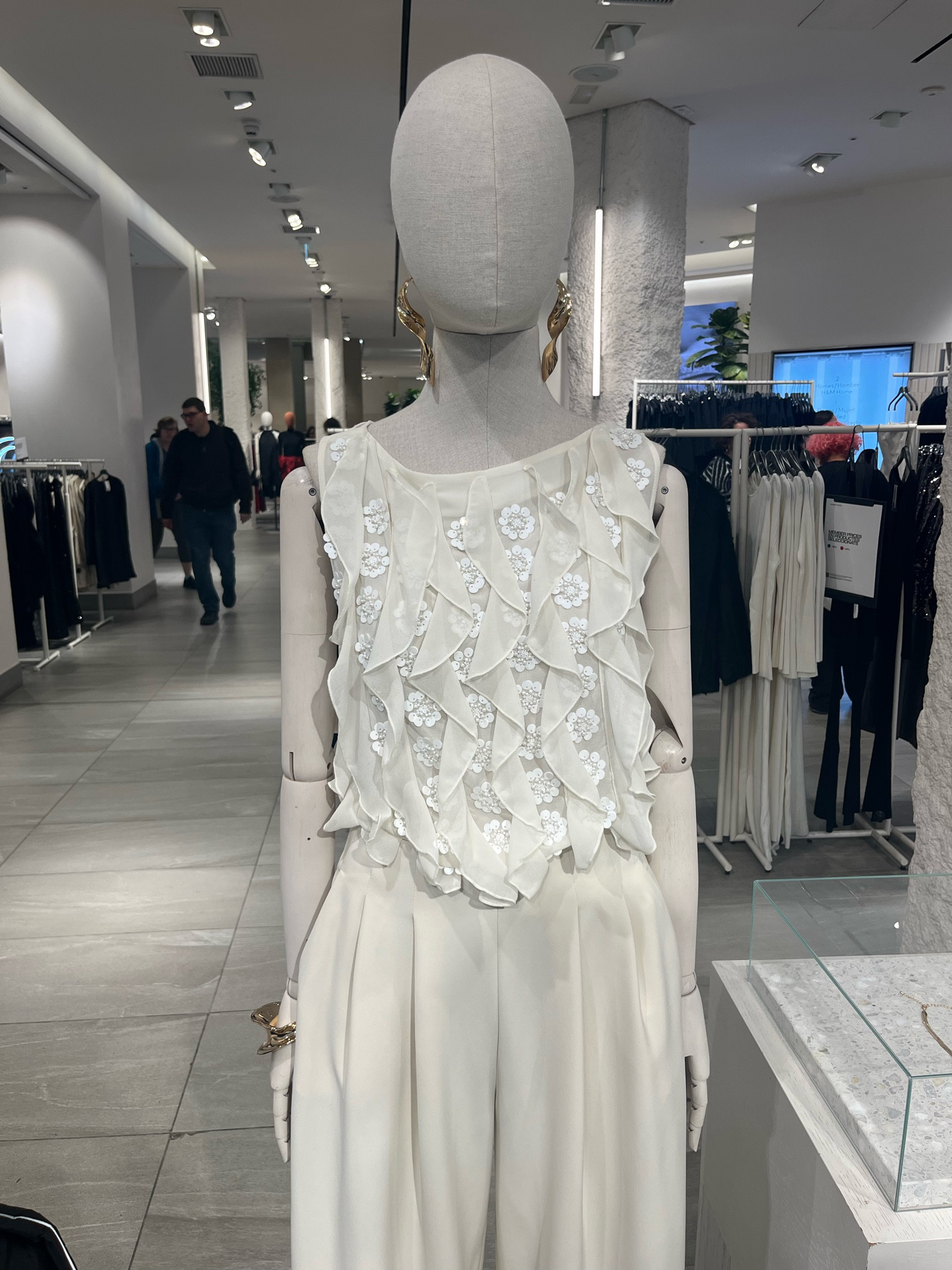 New in H&M ruffled floral top in white embellishment beading👌🏼
Tags: Christmas party outfit formal chic classy women’s style trending sleeveless night out festive new year special occasion fashion inspo ideas sequin 

#LTKpartywear #LTKstyletip