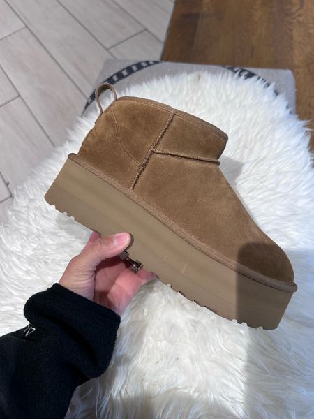 Ugg Mini Platform sooo cute! I went with my usual size! So excited to style these for fall and winter 