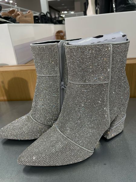 Ankle winter boots
Features sparkle detailing
Pointed toe
Side zipper closure

#LTKHoliday #LTKfindsunder100 #LTKshoecrush