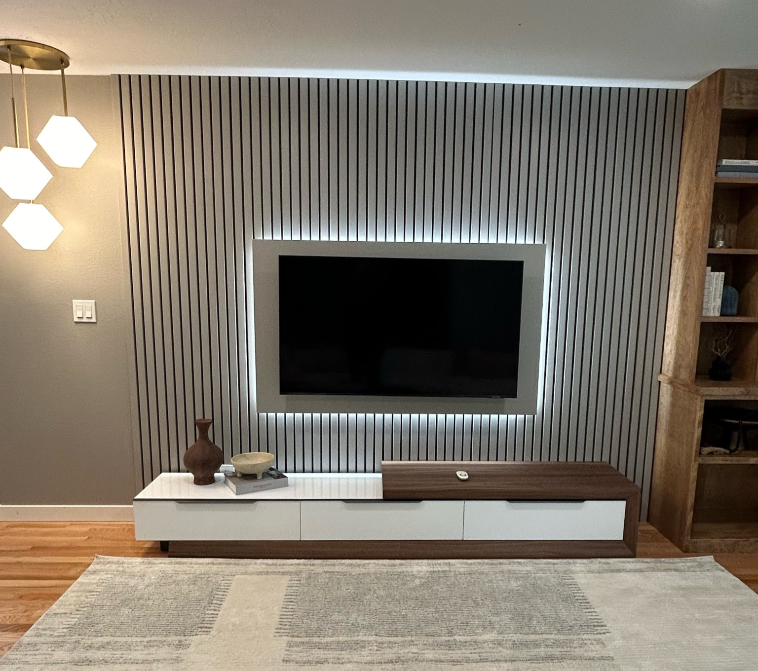 Bringing a whole new vibe to this living room with a backlit slat wall TV design! The sleek wood slats create a modern, textured backdrop, while the soft backlighting adds a warm, ambient glow that transforms the space. Perfect for movie nights or simply elevating your everyday TV setup, this design strikes the perfect balance between style and function. Who else is loving this cozy, modern look? ✨

#jkehomereset #ambergambledesigns #interiordesign #homedesign #interiordesigner #slatwall #backlitTV #livingroom #livingroomdesign