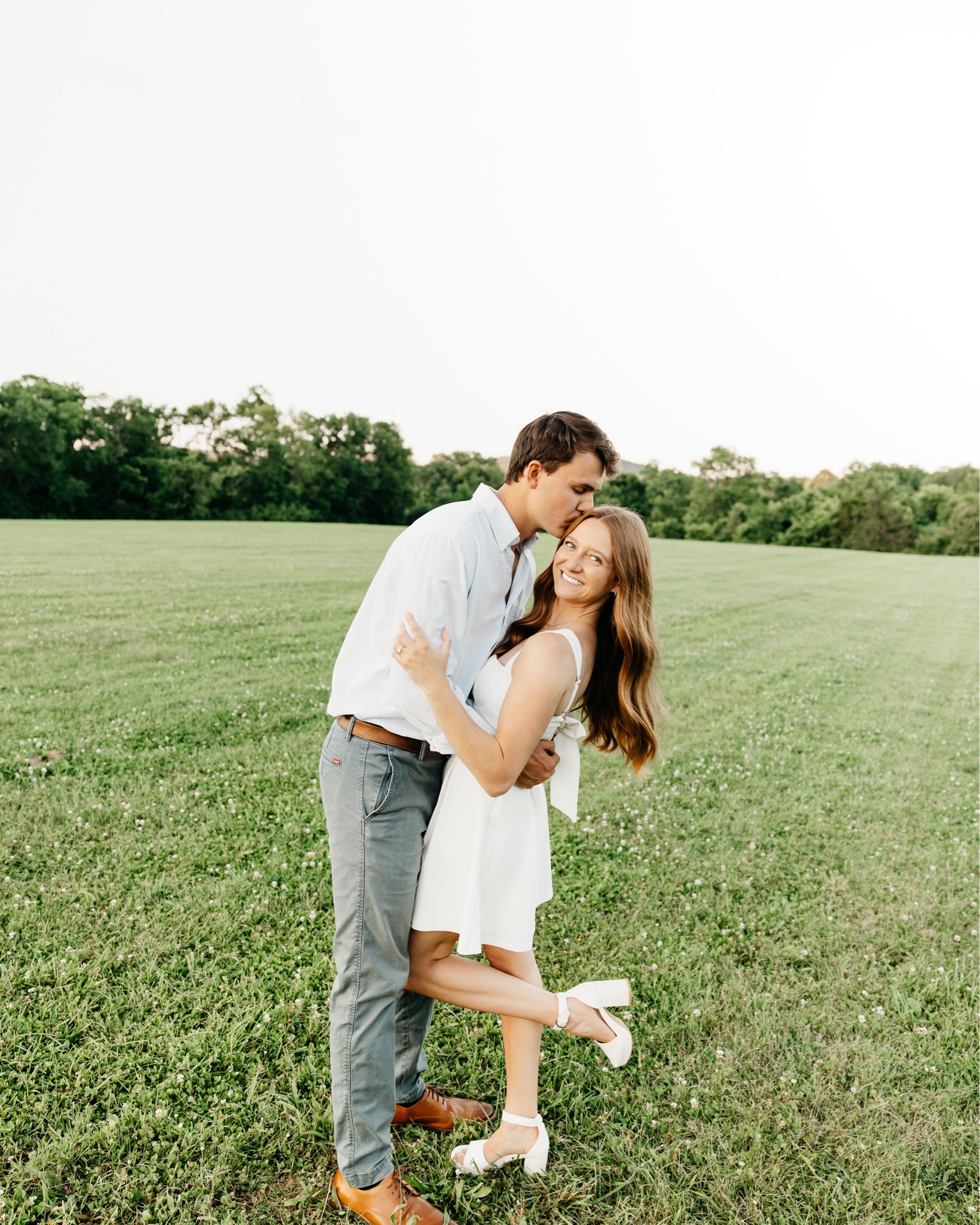 summer engagement photo shoot outfit ideas! neutrals are your best bet! 