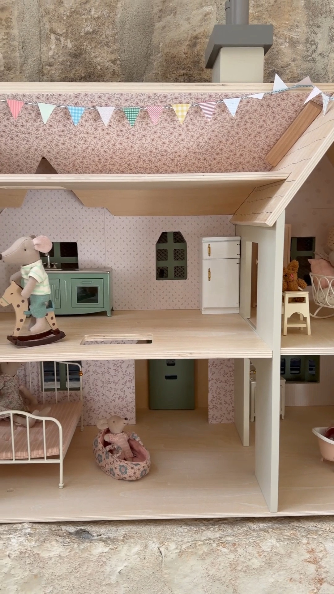 Perfect, doll house and wallpaper. Great gift idea for toddler girl. Fun dollhouse hobby. Cute doll house for little girls room decor