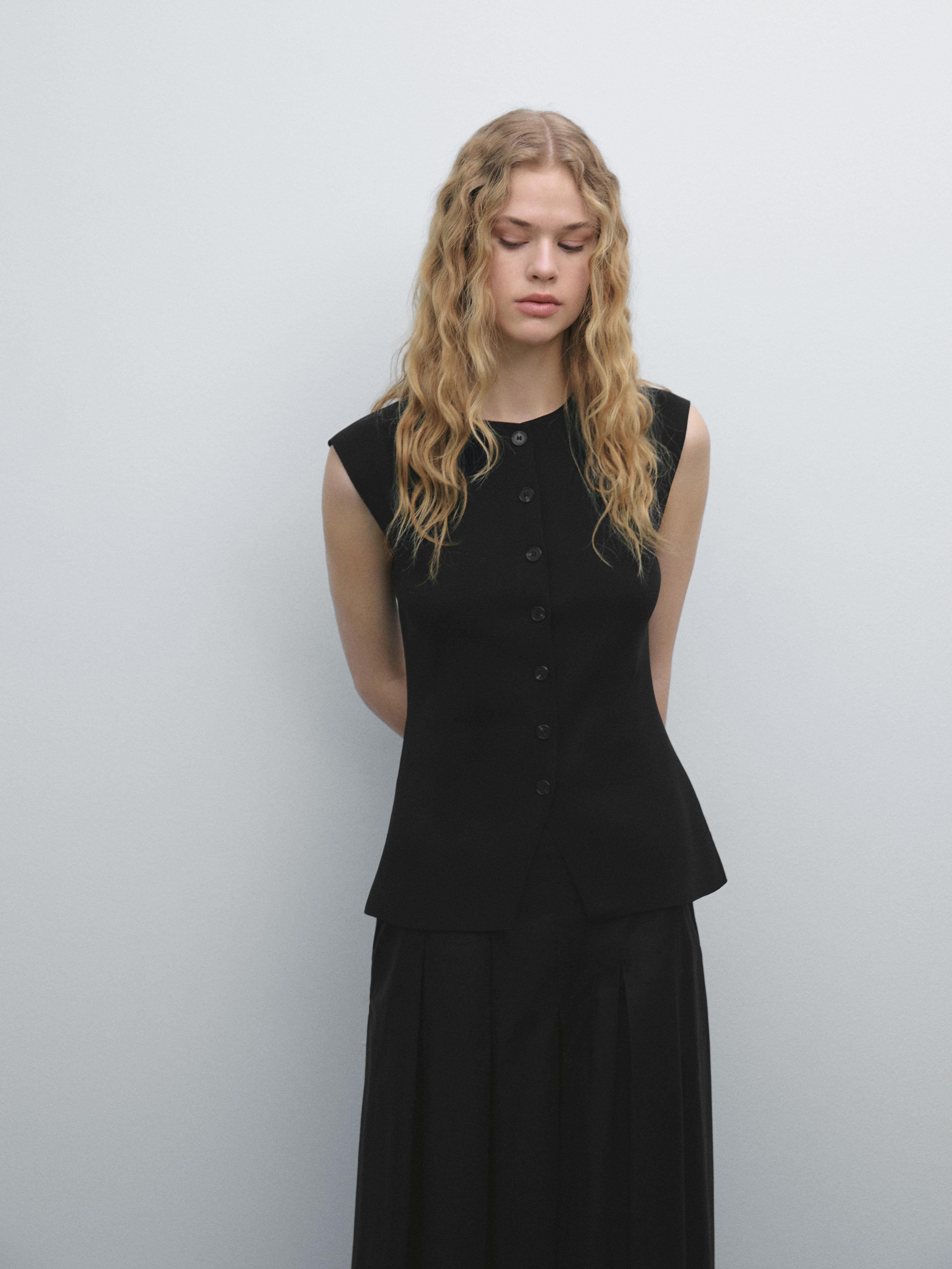 Tailored fit knit waistcoat with buttons | Massimo Dutti US