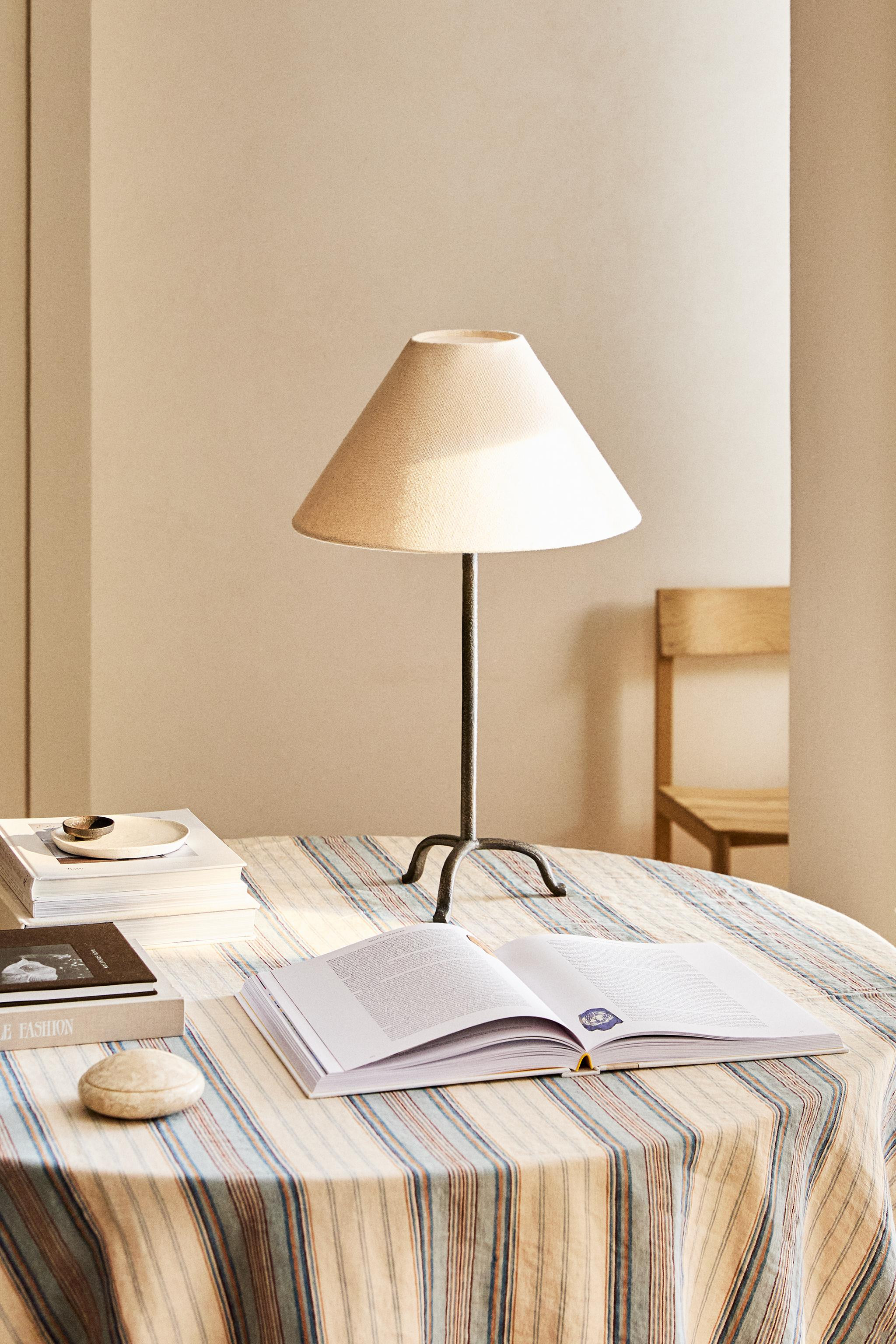TRIPOD BASE TABLE LAMP | Zara US