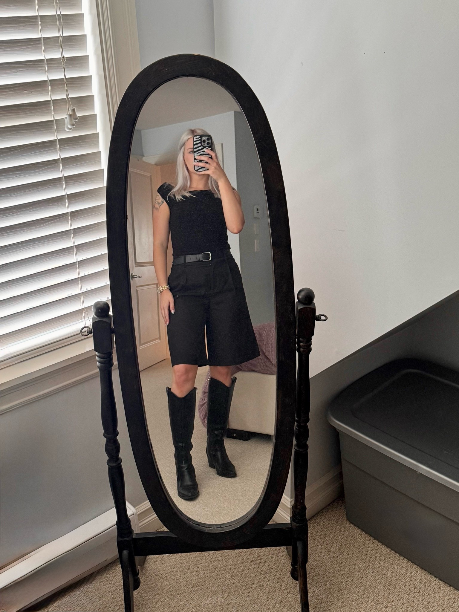 Workwear but make it fun 

Bermuda Dress Shorts and Boots

#LTKcanada #LTKsummer #LTKworkwear