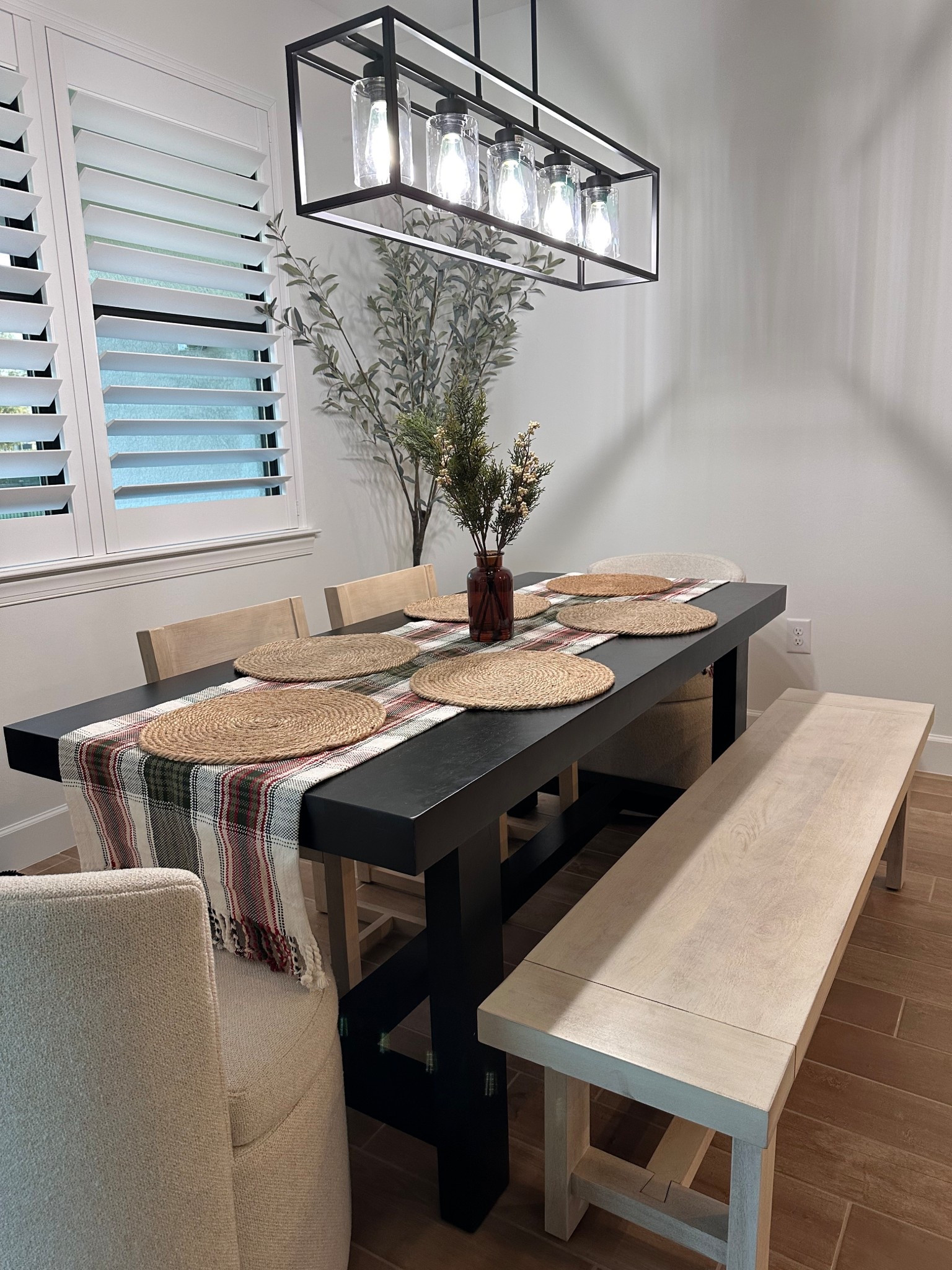 Christmas dining room with a modern farmhouse spin

Holidays / Magnolia / Hearth and Hand / Kitchen / Decor / BFCM / Target / Pottery Barn 

#LTKHoliday #LTKHome #LTKFindsUnder100