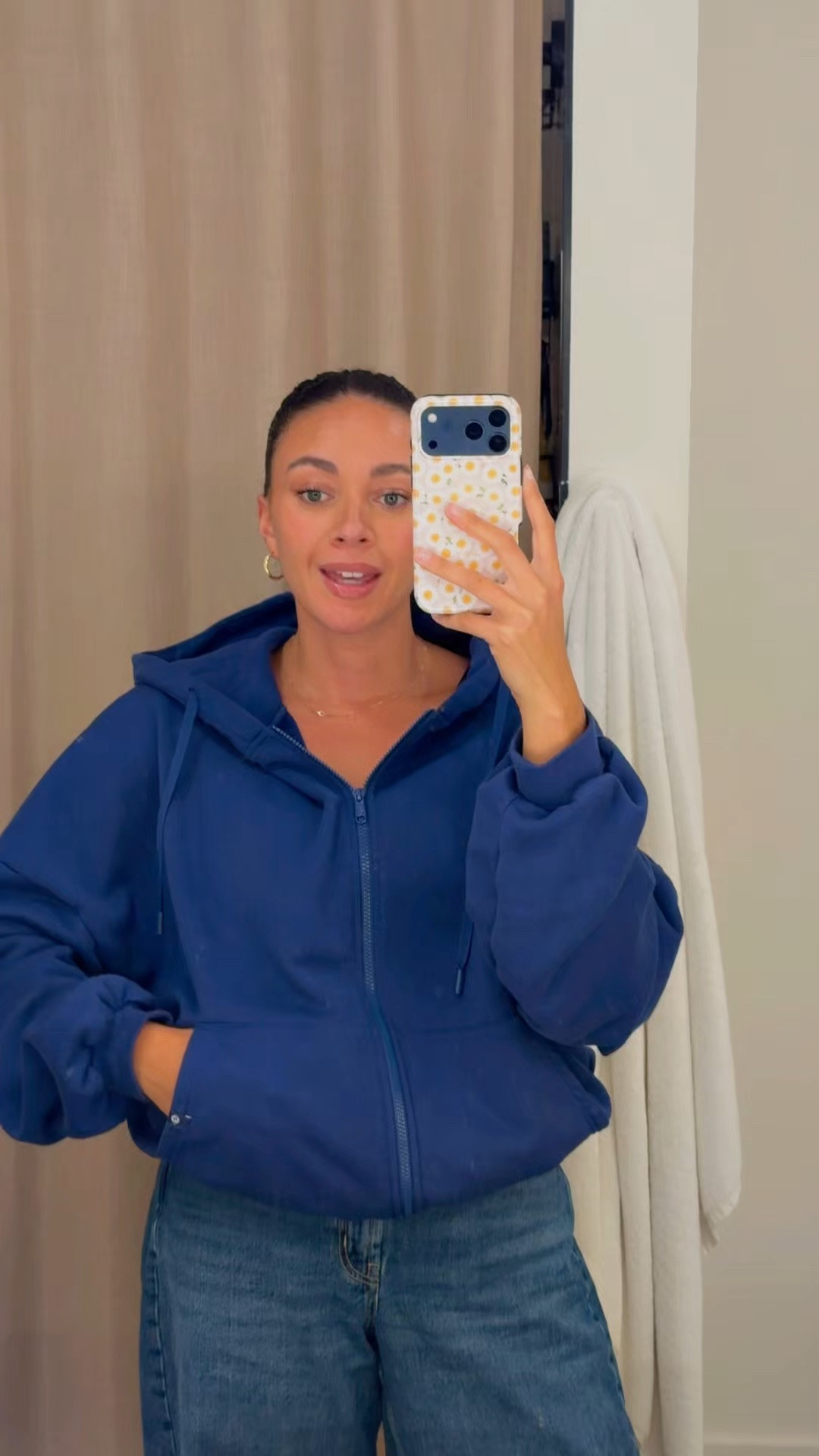 The comfiest oversized zip up hoodie! Wearing a M/L

#LTKootd