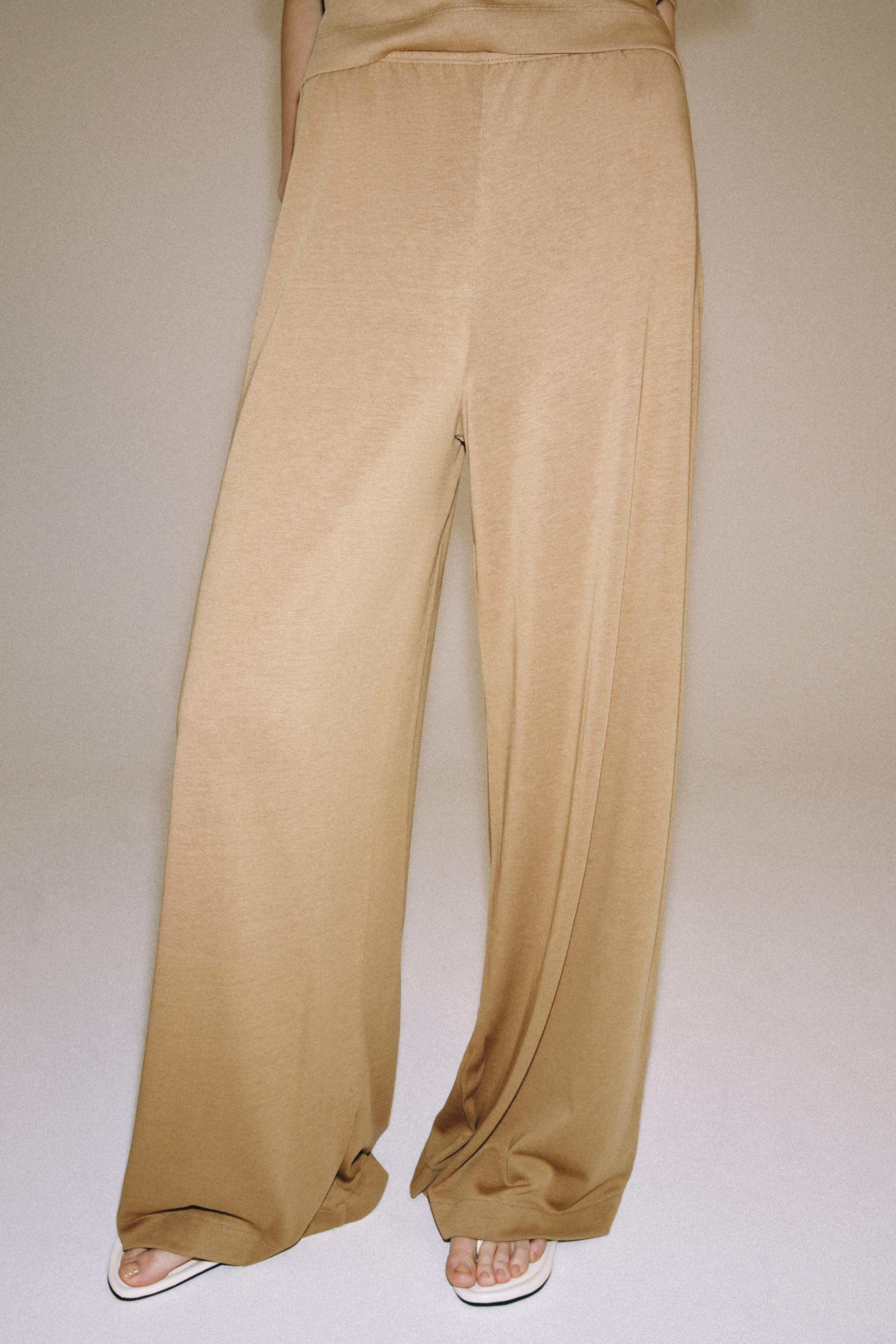 Model height: 176 cmTrousers made of a 33% cotton blend. Mid-waist with an elastic waistband and ... | Zara UK