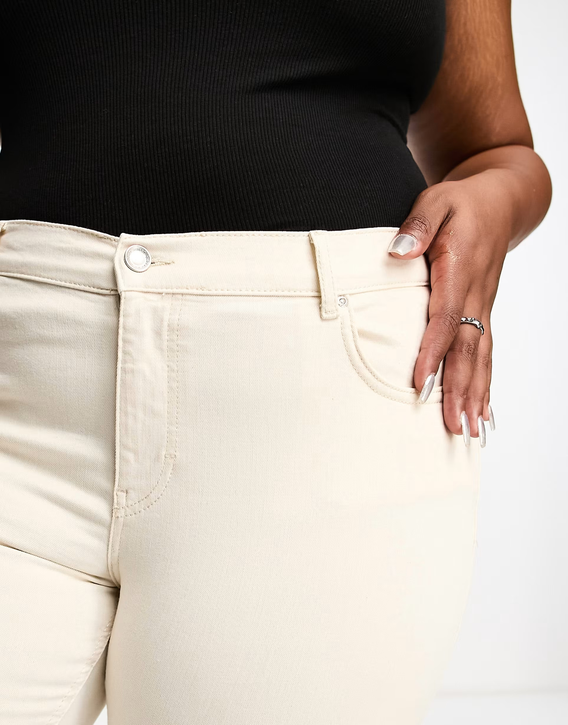 Only Curve – Eng geschnittene Jeans in Ecru | ASOS (Global)