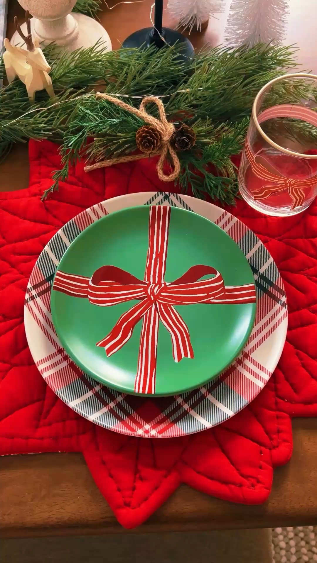 Bow and plaid plates


#LTKHoliday #LTKHome #LTKSeasonal