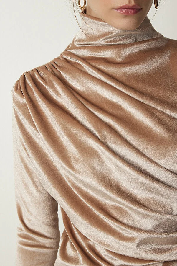 Happiness İstanbul Stilvolle Damenbluse aus Samt mit gerafftem Kragen in Beige FF00144 - Trendyo... | Trendyol DE
