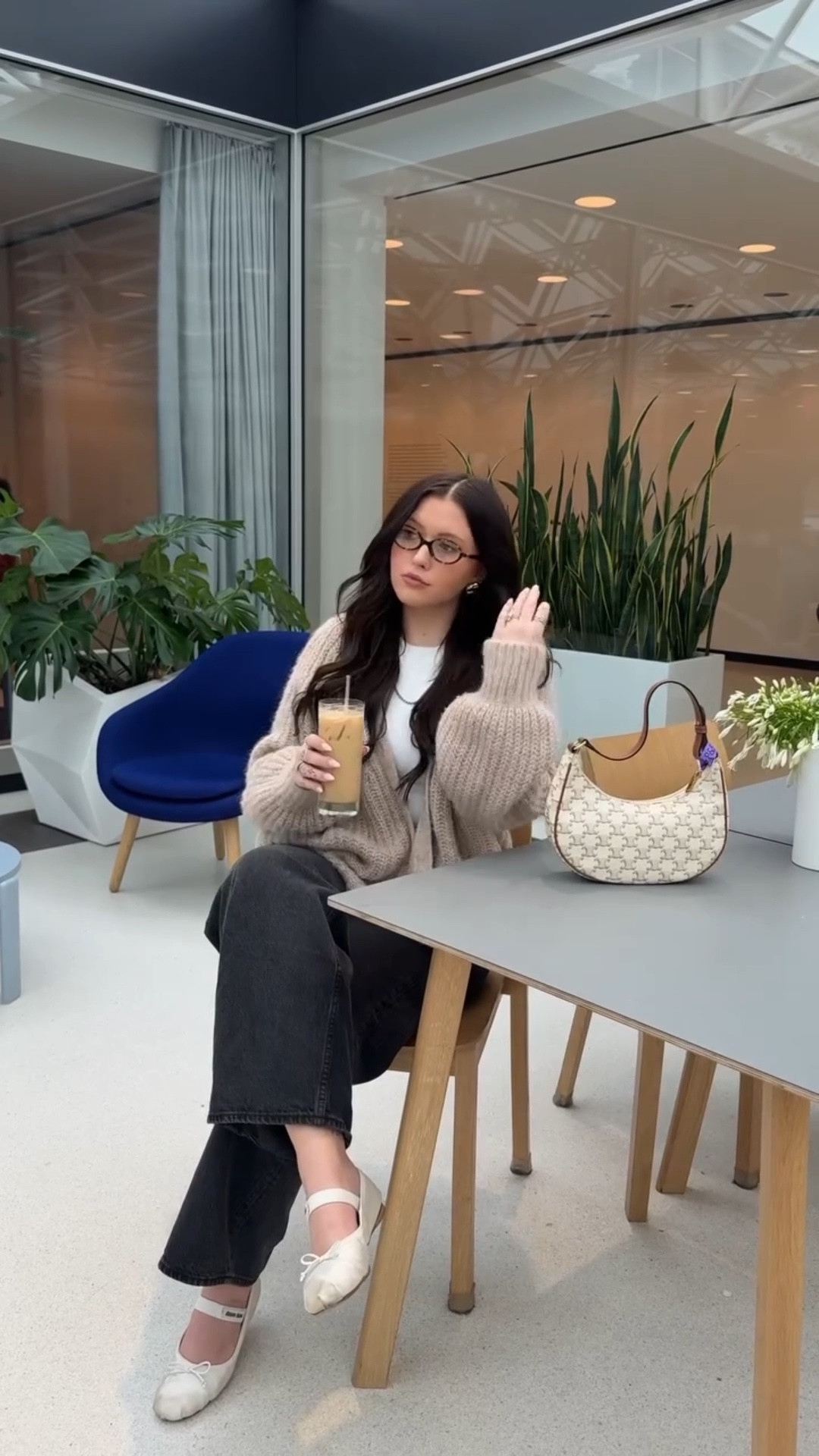 more coffee pls☕️

#effortlesschic #outfitideas #neutralstyle