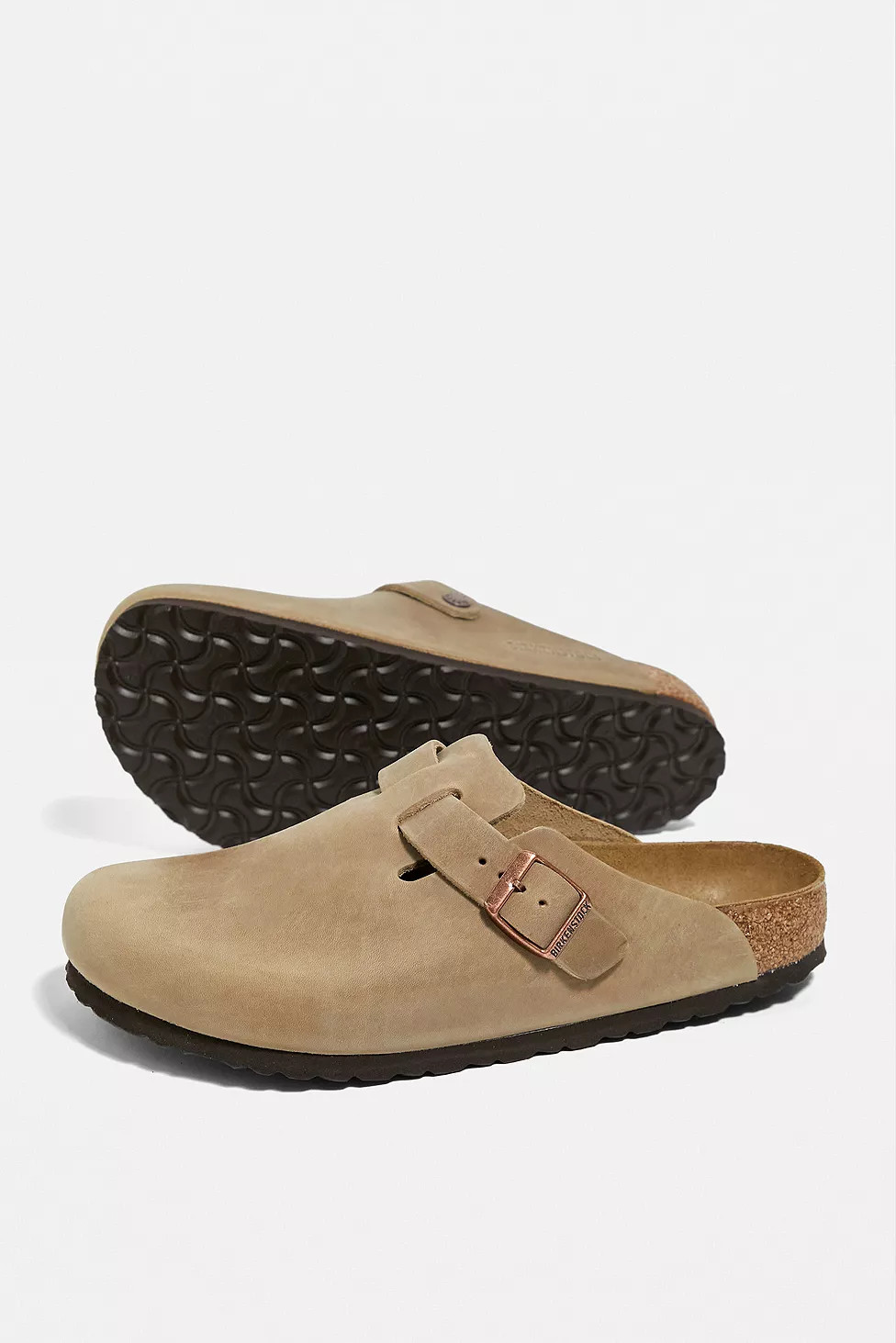 Birkenstock Boston Tobacco Oiled Leather Clogs | Urban Outfitters (EU)