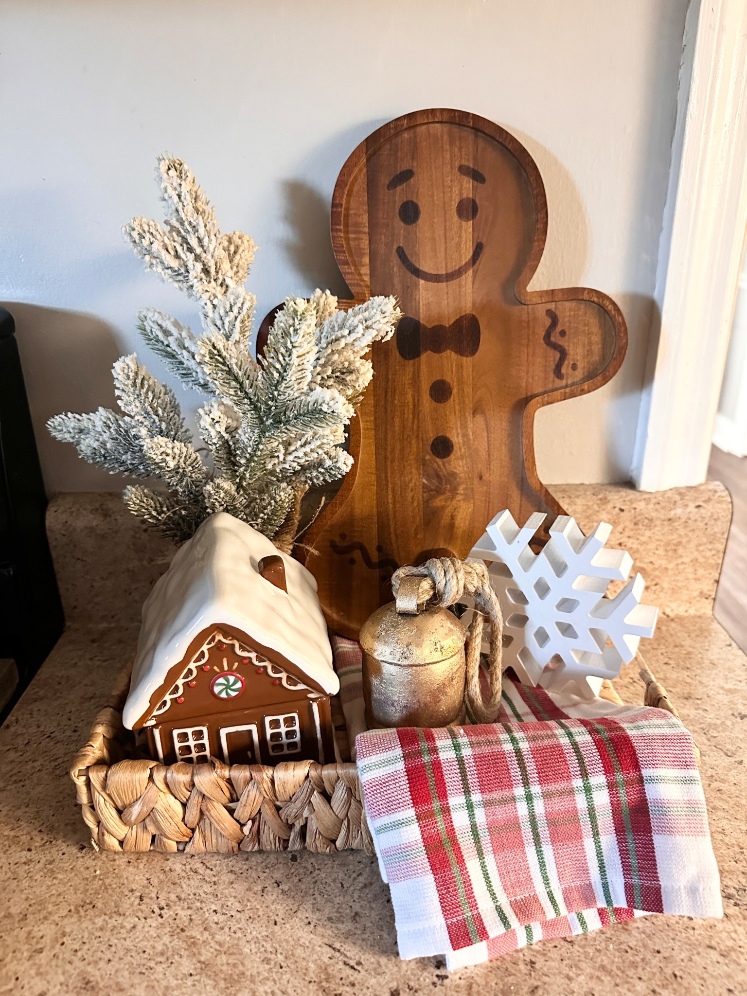 The cutest little Gingerbread Kitchen Counter decor 🎄❤️❄️

#LTKSeasonal #LTKHome #LTKHoliday