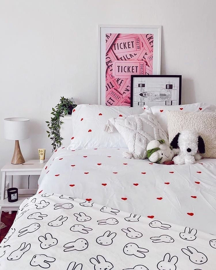 FR :
Une chambre cocooning et joyeuse 🌸
Du linge de lit à petits cœurs, des affiches graphiques et quelques peluches pour une touche playful sans perdre l’élégance.
Le mix parfait entre confort, douceur et style.

EN :
Soft and joyful bedroom vibes 🌸
Heart-print bedding, graphic wall art and a few plush toys for that playful yet chic aesthetic.

The perfect balance of cozy and
bedroom decor, cute bedroom, cozy room ideas, minimalist bedroom, scandi bedroom, pink aesthetic, heart bedding, miffy blanket, graphic wall art, girly home decor, cozy bedroom inspo, small bedroom ideas, LTK home, neutral home decor, pastel bedroom, modern cozy room, aesthetic bedding, room makeover, white and pink decor, home styling ideas

#LTKeurope #LTKhome #LTKfrance