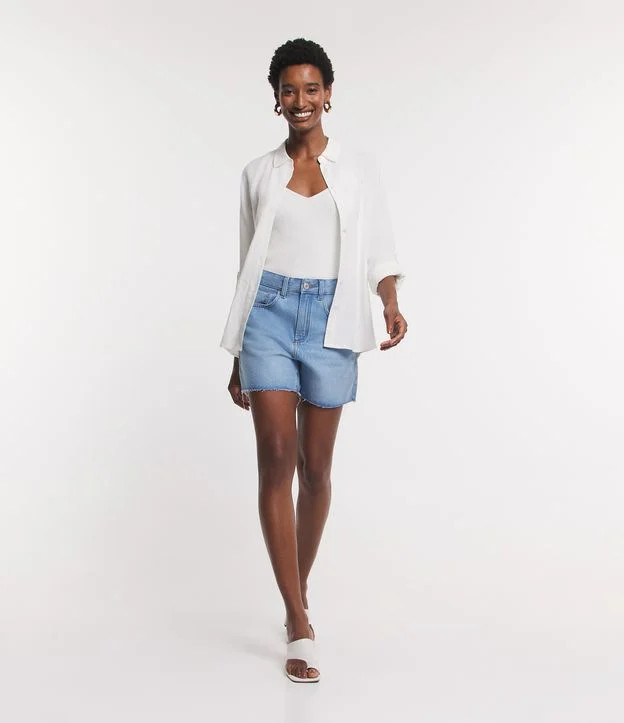 Short Jeans com Barra Desfiada em Corte a Fio Azul | Renner (BR)