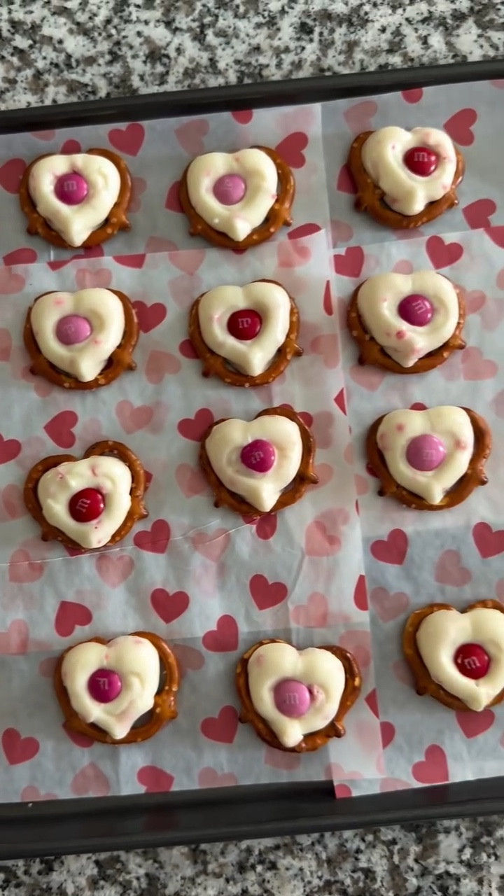 Valentine’s Day chocolate pretzels 🩷🍫🥨 #asmr #sweettreats #pinkaesthetic #valentinesday #desserttiktok 

@hersheys @mmschocolate