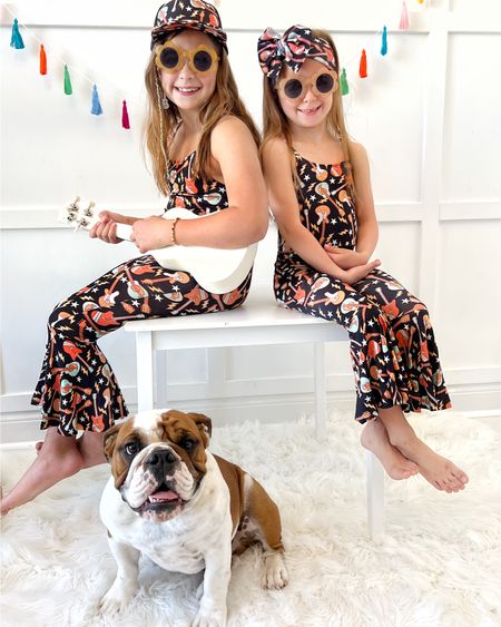 When your animals want to model too 🐱 ♥️🐶 😎🤩

Softest clothing ever from @BumsandRoses …we are obsessed with all of their prints! And the kids love how stylish they are. We love representing all the sibling matching 🌟 