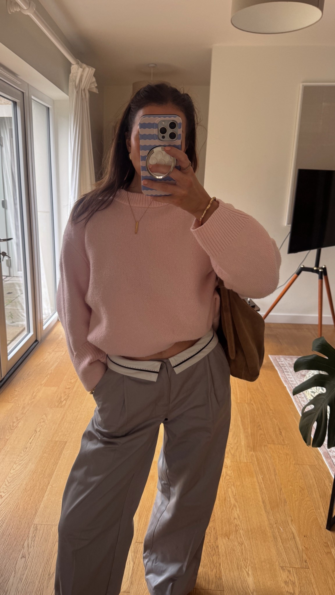 Grey tailored trousers with white waistband 

#LTKwinter #LTKeurope #LTKautumn