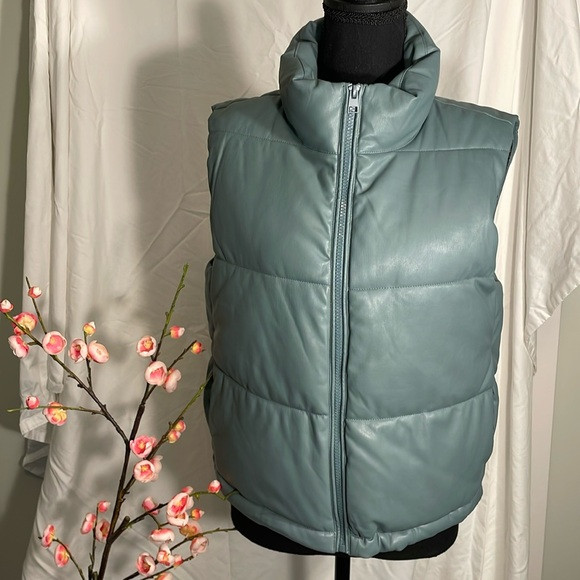 7 for All Mankind | sage Puffer Vest, size XS | Poshmark