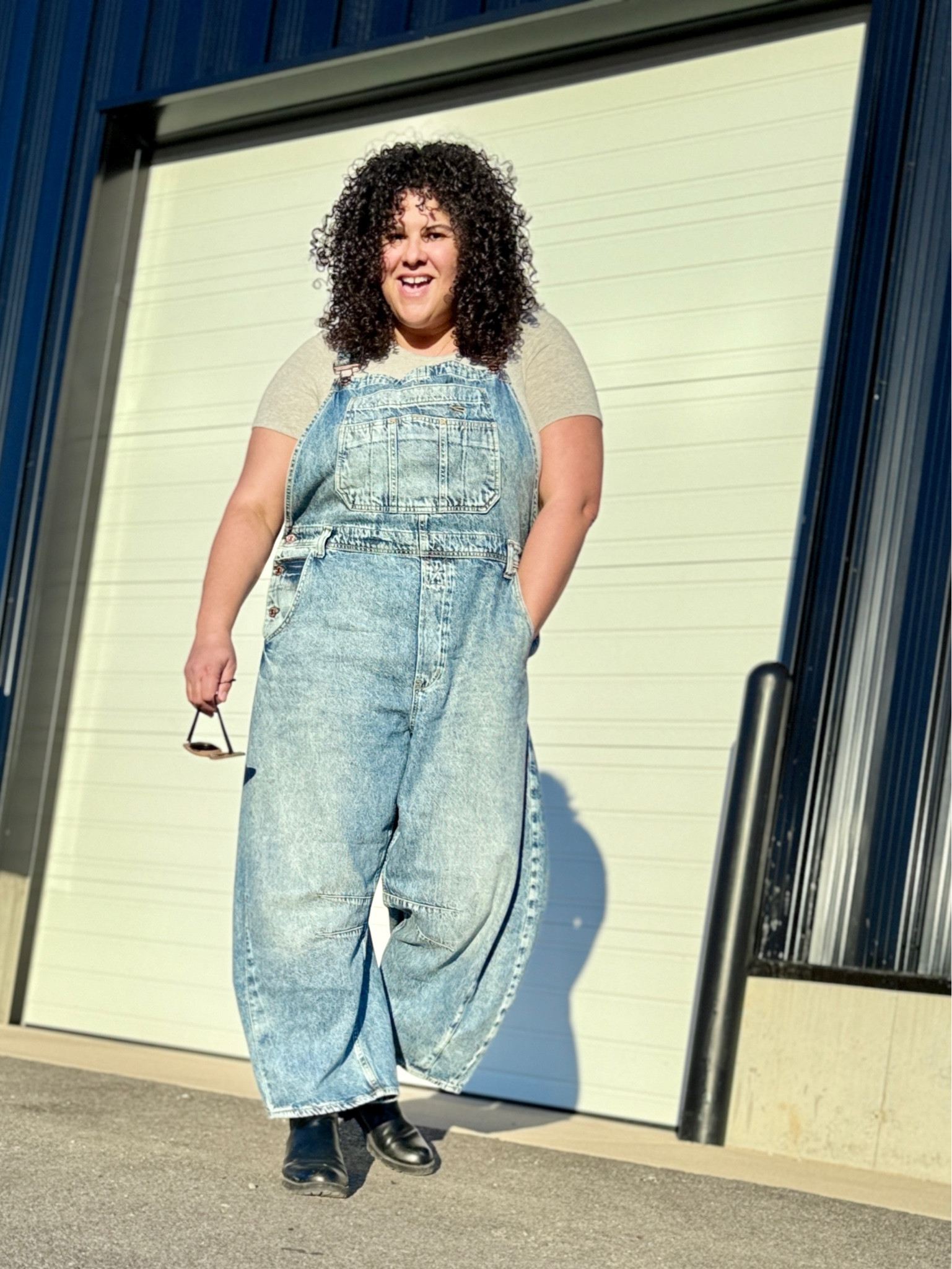 These horseshoe overalls are giving 90’s girl but cooler. 

I dig em.

#barrelleg
#overalls

#LTKMidsize #LTKFindsUnder100 #LTKSaleAlert