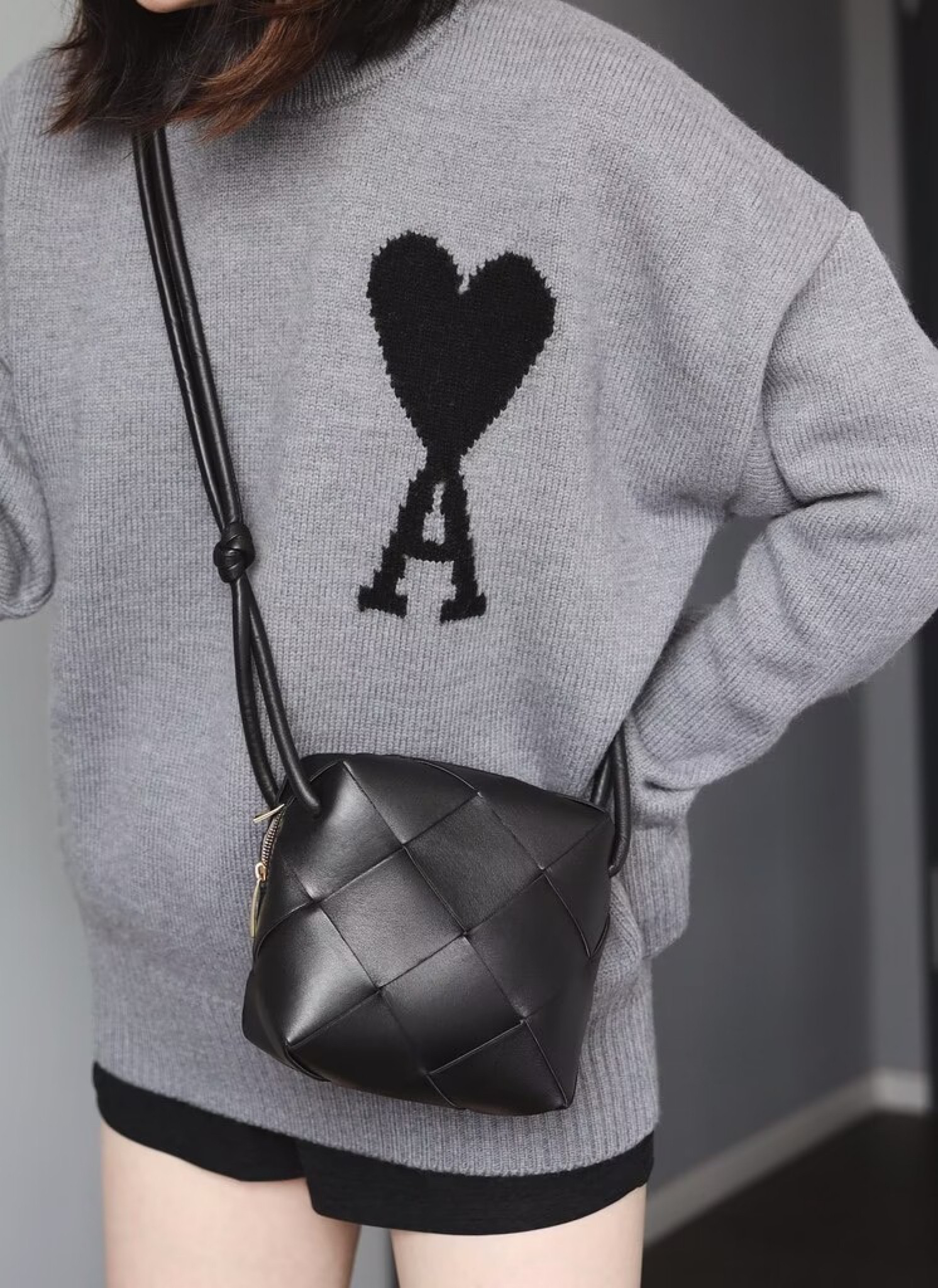 BOTTEGA VENETA Mini Camera Bag，大推薦的BV寬編織方胖相機包難得黑色，台灣美國都可以打八折! 放短夾+手機，還可以放個小孩備用的小手帕，粉餅和口紅都沒問題，還有好看的綠色、奶油色、還有淺淺的氣質taupe色，深綠色、棕色、酒紅色，折扣碼【SISTERSISTER20 】。
#LTKtaiwan #LTKasia

#LTKstyletip #LTKitbag