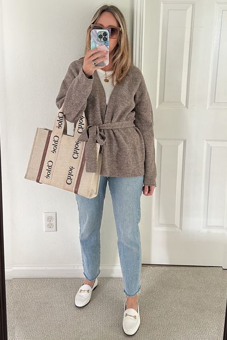 Fall outfit Inspo mom jeans from H&M under $50 wrap cardigan white top tote 