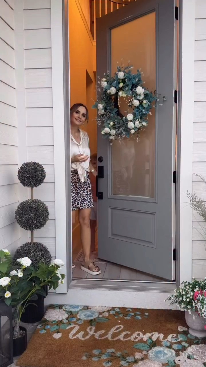 These are the home pieces I’d buy again in a heartbeat. 🤍

I’ve been slowly updating our home one space at a time, and it’s finally starting to feel exactly how I imagined.

Our long entryway was the first space I wanted to make feel warm and welcoming. I added my 5-ft Anthropologie mirror, Wayfair console table, and a new Pottery Barn vase with eucalyptus stems. I also found some beautiful budget-friendly look-alikes that are linked!

Next, I upgraded our kitchen with Serena & Lily counter stools (currently on sale 🙌), the viral peonies, and this gorgeous rattan vase that completely changed the space.

And I couldn’t leave out my newest Target find… this oversized black vase for our bedroom. The quality is incredible, and it looks so much more expensive than it is.

Everything is linked in my LTK! Comment LINK and I’ll send you all the details. 🤍

#homedecor #homefinds #cozyhome #ltkhome #homesweethome