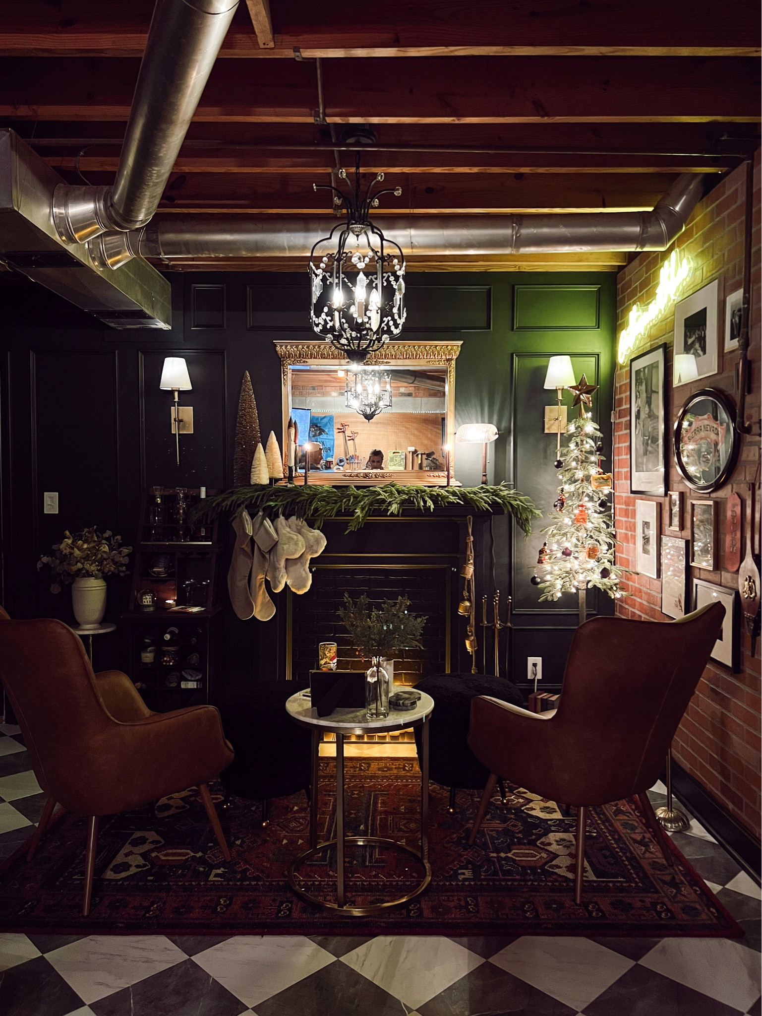 Speakeasy Christmas decor 🎄


#christmasdecor #christmas #holidaydecor #decor #ltkholiday