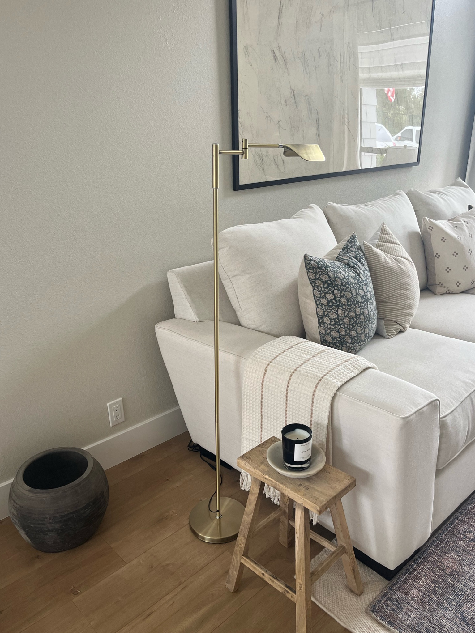Living room decor 


#neutraldecor #organicdecor #livingroom #elmwood #vintagepot #layeredrug #vintageart 

#LTKhome
