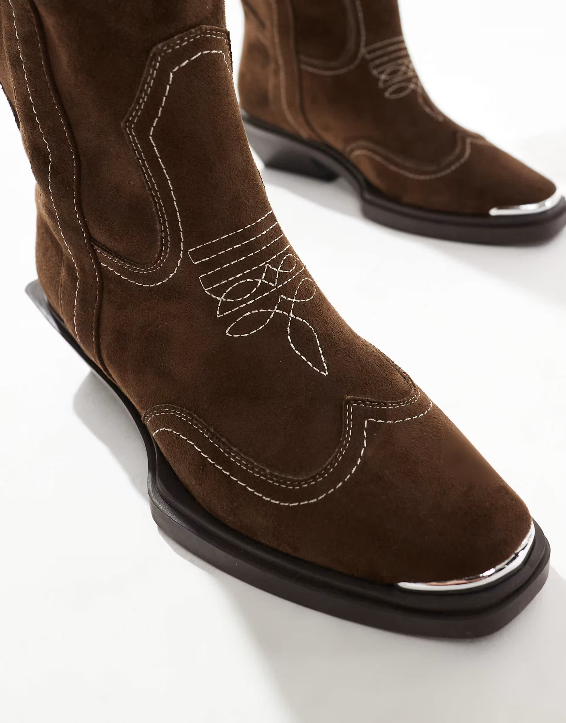 ASOS DESIGN Wide Fit – Celeste – Flache, kniehohe Western-Stiefel aus Wildlederimitat in Scho... | ASOS (Global)