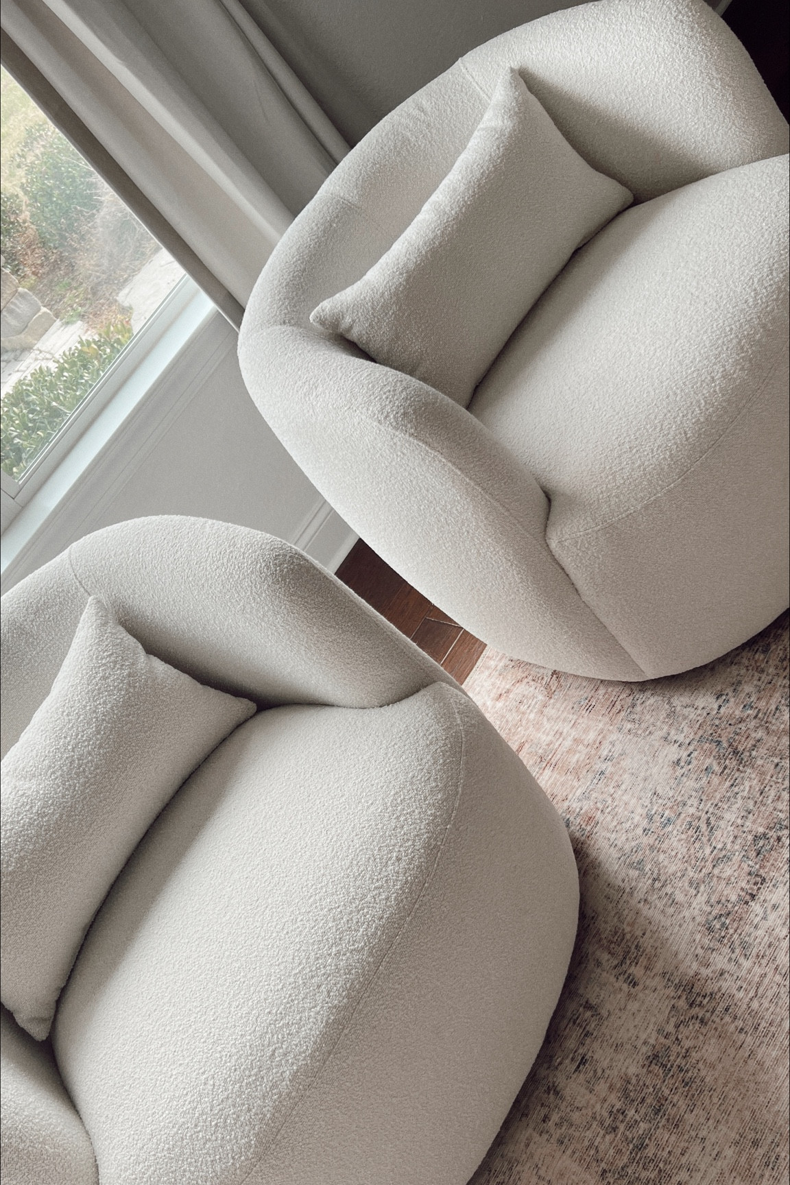 cb2 boucle accent chair dupe for less than HALF the price 🫶🏻

#cb2chair #accentchair #bouclechair #wayfairfinds #swivelchair #livingroomchair 